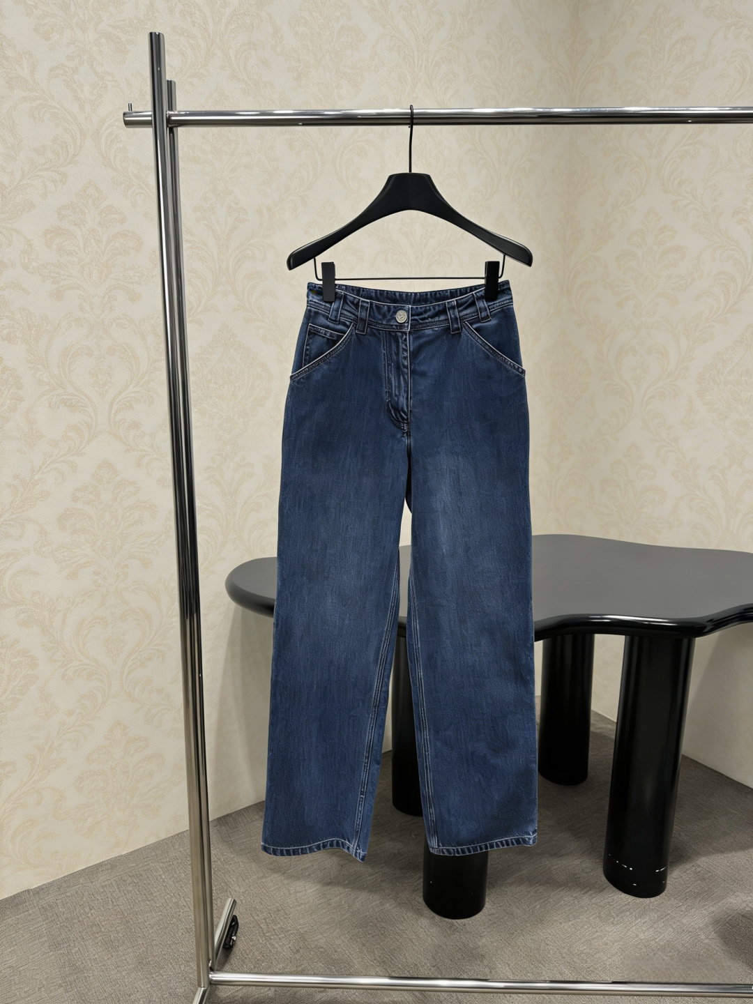 NO:790855,Chanel retro blue wide-leg jeans, these jeans have a retro blue wide-leg design, mid-high waist cut, classic denim material, wear-resistant and comfortable. Loose straight pants, slimming and modifying the leg shape, can be easily used for daily commuting or leisure. The retro blue tone is versatile, it goes well with shirts, sweaters or sweatshirts. It is easy to get Korean or American retro style. Non-elastic design, it is recommended to buy according to the waistline, suitable for sisters who like retro style and comfortable wear!  Size SML high version,,chanel,hoodie,sweatshirts,jeans,shirts,19860909Chanel复古蓝色阔腿牛仔裤,这款牛仔裤是复古蓝色阔腿设计,中高腰剪裁,经典牛仔布材质,耐磨又舒适.宽松直筒裤型,显瘦修饰腿型,日常通勤或休闲都能轻松驾驭,复古蓝色调百搭,随手搭配衬衫、针织衫或卫衣都很出彩,轻松get韩系或美式复古风,无弹力设计,建议按腰围选购,适合喜欢复古风和舒适穿搭的姐妹们！码数SML 高版本,,chanel,hoodie,sweatshirts,jeans,shirts,,Women's clothing