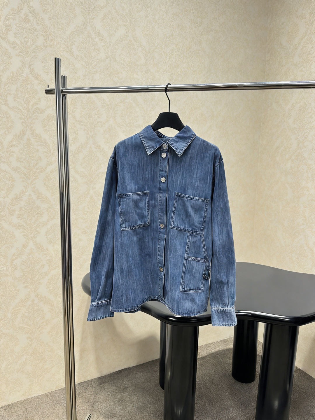 NO:790849,Chanel blue denim shirt jacket, this blue denim shirt jacket is made of classic denim, wear-resistant and breathable, super comfortable for daily wear, loose fit + multi-pocket design, practical and stylish, front button opening, easy to put on and take off, the blue tone is versatile, it can be worn with casual pants or jeans, it can be worn alone or layered in spring and autumn, and it can easily create a casual fashion sense,,chanel,jeans,jackets & coats,shirts,19860909Chanel蓝色牛仔衬衫外套,这款蓝色牛仔衬衫外套采用经典牛仔布,耐磨又透气,日常穿着超舒适,宽松版型+多口袋设计,实用又有型,正面纽扣开合,穿脱方便,蓝色调百搭,随便配休闲裤、牛仔裤都OK,春秋季节单穿或叠搭都很出彩,轻松打造随性时尚感,,chanel,jeans,jackets & coats,shirts,,Women's clothing