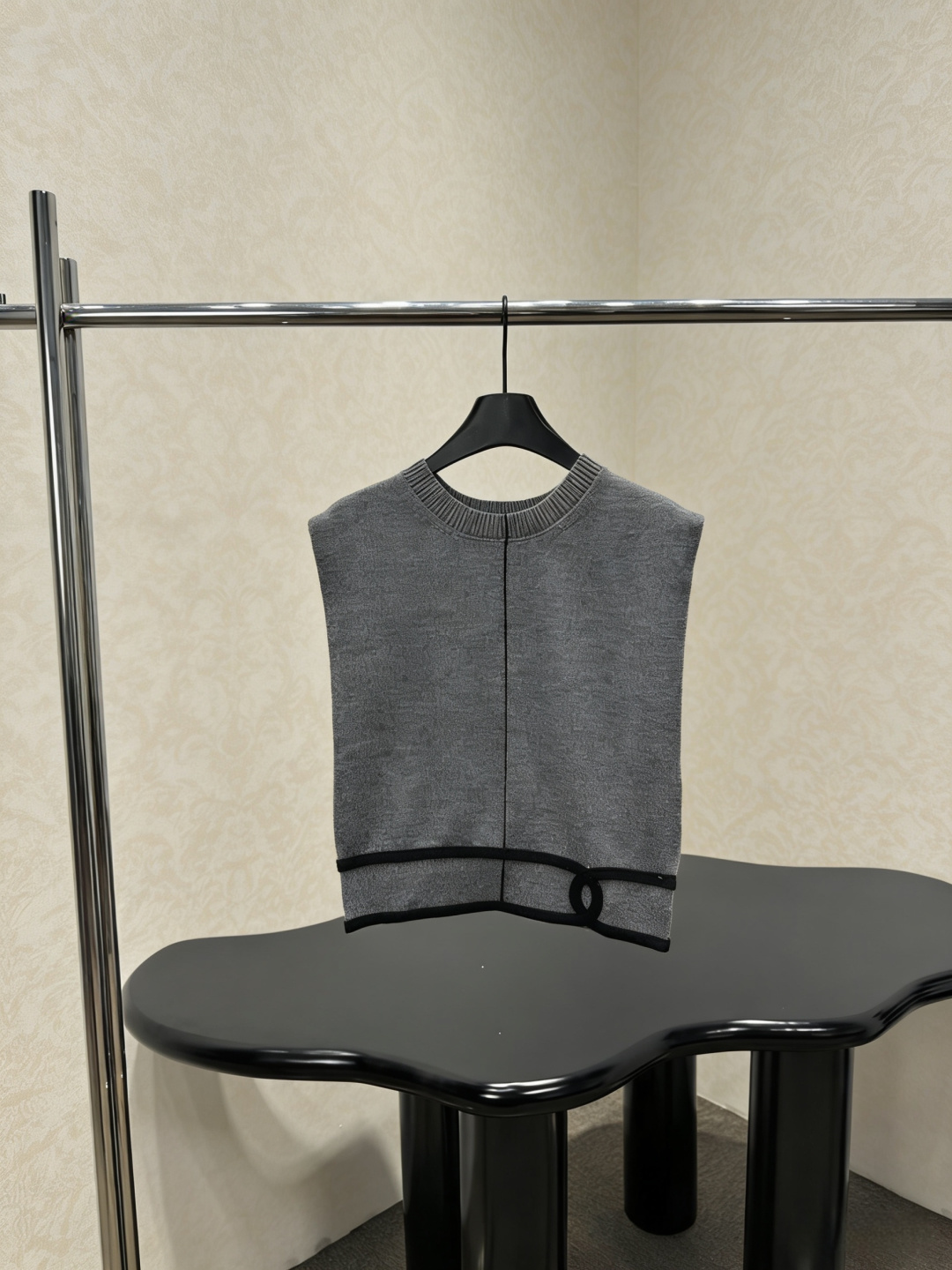NO:790872,Chanel smoky gray knitted vest, this smoky gray knitted vest is made of soft knitted material, simple and elegant, the black trim + buckle design is super detailed, sleeveless style, it is OK to wear alone or layered with shirts and dresses in spring and autumn, and it is easy to create a layered outfit. The smoky gray is low-key and versatile, it can be used for commuting, leisure, and literary styles, and it looks good no matter how you match it!  Size SML,,chanel,skirts,shirts,19860909Chanel烟灰色针织马甲,这款烟灰色针织马甲,柔软针织材质,简约大方,黑色边饰+环扣设计超有细节感,无袖款式,春秋单穿或叠搭衬衫、连衣裙都很OK,轻松打造层次感穿搭,烟灰色低调百搭,通勤、休闲、文艺风都能hold住,怎么搭都好看！码数SML,,chanel,skirts,shirts,,Women's clothing