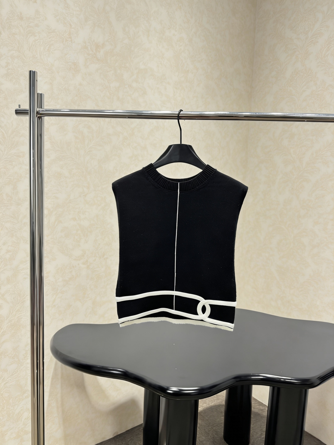 NO:790866,Chanel charcoal black knitted vest, this smoky gray knitted vest is made of soft knitted material, simple and elegant, the white trim + buckle design is super detailed, sleeveless style, it is OK to wear alone or layered with shirts and dresses in spring and autumn, it is easy to create a layered outfit, the black is low-key and versatile, it can be used for commuting, leisure, and literary styles, and it looks good no matter how you match it!  Size SML,,chanel,skirts,shirts,19860909Chanel炭黑色针织马甲,这款烟灰色针织马甲,柔软针织材质,简约大方,白色边饰+环扣设计超有细节感,无袖款式,春秋单穿或叠搭衬衫、连衣裙都很OK,轻松打造层次感穿搭,黑色低调百搭,通勤、休闲、文艺风都能hold住,怎么搭都好看！码数SML,,chanel,skirts,shirts,,Women's clothing