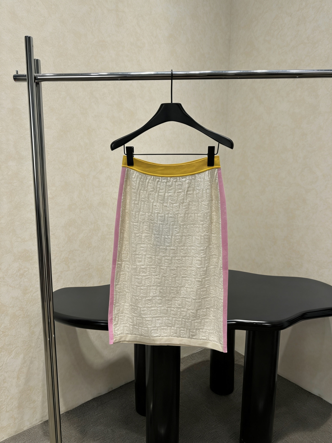 NO:790860,Fendi contrasting color splicing design skirt. This skirt is mainly off-white, with yellow and pink contrasting splicing. It is simple and has a sense of design. The fabric is light and breathable, and it is super comfortable to wear in spring and summer. It is straight cut, moderate in length, flatters the leg shape and is very comfortable. The contrasting color border adds a sense of layering. Pair it with a light-colored top or simple accessories to easily create a fresh and fashionable daily look!  Code numberSML,,fendi,skirts,19860909Fendi撞色拼接设计半身裙,这款半身裙采用米白色主色,搭配黄色和粉色撞色拼接,简约又有设计感,面料轻薄透气,春夏穿超舒服,直筒剪裁,长度适中,修饰腿型又很舒适,撞色边框让层次感满满,搭配浅色上衣或简约配饰,轻松打造清新时尚日常look！码数SML,,fendi,skirts,,Women's clothing