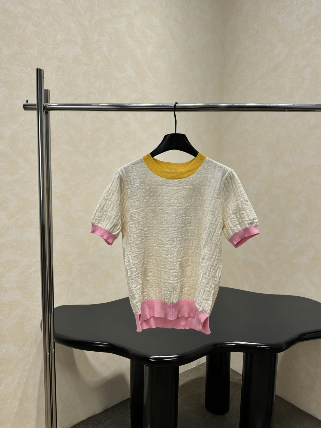 NO:790857,Fendi contrasting color splicing short-sleeved top. This short-sleeved top is made of off-white textured fabric with a yellow collar, pink cuffs and hem. The contrasting color design is super energetic. The fabric is light and breathable, making it super comfortable to wear in spring and summer. The pleated texture makes the layers richer. It has a loose fit and is highly tolerant. It can be easily used for daily leisure or vacation. It looks great with jeans or short skirts!  Size SML,,fendi,skirts,jeans,T-shirt,19860909Fendi撞色拼接短袖上衣,这款短袖上衣采用米白色肌理面料,搭配黄色领口、粉色袖口和下摆,撞色设计超有活力,面料轻薄透气,春夏穿超舒服,褶皱肌理感让层次更丰富,宽松版型,包容性强,日常休闲或度假都能轻松驾驭,搭配牛仔裤或短裙都很出彩哦！码数SML,,fendi,skirts,jeans,T-shirt,,Women's clothing