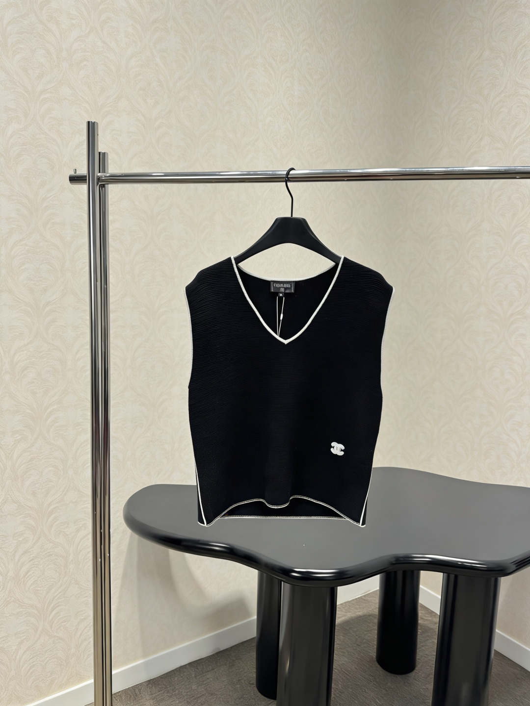 NO:790851,Chanel black knitted sleeveless vest, this black knitted sleeveless vest is made of light and breathable knitted fabric, super comfortable to wear in summer, V-neck + white piping design, simple and detailed, small logo on the front, full of brand sense, sleeveless cut, versatile to wear alone or inside, easy to wear for commuting and leisure, paired with high-waisted pants or skirts, refreshing and neat, easy to get summer fashion sense!  Code numberSML,,chanel,skirts,19860909Chanel黑色针织无袖背心,这款黑色针织无袖背心,采用轻薄透气针织面料,夏天穿超舒服,V领+白色滚边设计,简约又有细节感,正面小标志,品牌感满满,无袖剪裁,单穿或内搭都很百搭,通勤休闲都能轻松驾驭,搭配高腰裤或半身裙,清爽利落,轻松get夏日时髦感！码数SML,,chanel,skirts,,Women's clothing