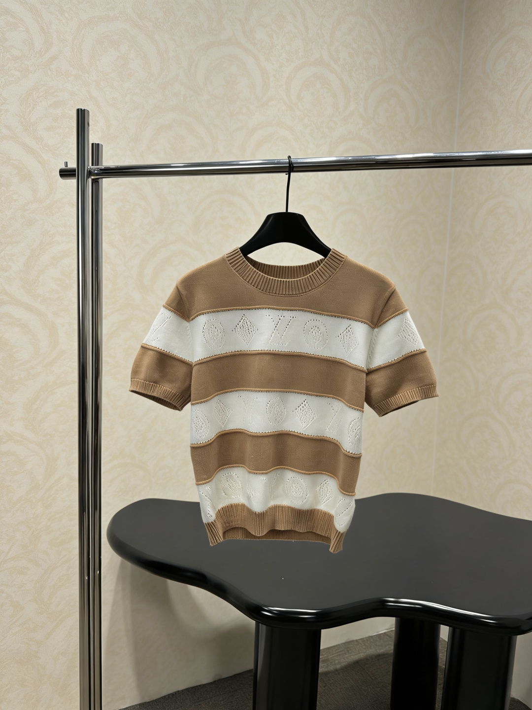 NO:790842,LV brown and white striped knitted short sleeves, brown and white striped knitted short sleeves, soft knitted fabric, good elasticity and breathability, super comfortable to wear in spring and summer, round neck + short sleeve design, brown and white wide stripes with hollow patterns, perfect details, slim fit, looks great with high-waisted pants or skirts, can be worn for commuting and leisure, the fabric is easy to care for, it is recommended to hand wash or machine wash at low temperature to maintain the texture!  Size SML,,louis vuitton,skirts,T-shirt,19860909LV棕白条纹针织短袖,棕白条纹针织短袖,柔软针织面料,弹性好又透气,春夏穿超舒服,圆领+短袖设计,棕白宽条纹搭配镂空花纹,细节满分,版型偏修身,搭高腰裤或半身裙都很赞,通勤休闲都能穿,面料易打理,建议手洗或低温机洗,保持质感！ 码数SML,,louis vuitton,skirts,T-shirt,,Women's clothing
