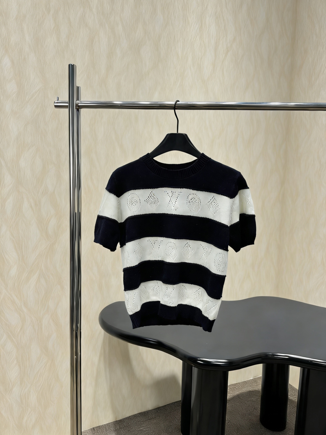 NO:790838,LV black and white striped knitted short sleeves, black and white striped knitted short sleeves, soft knitted fabric, good elasticity and breathability, super comfortable to wear in spring and summer, round neck + short sleeve design, brown and white wide stripes with hollow patterns, perfect details, slim fit, looks great with high-waisted pants or skirts, can be worn for commuting and leisure, the fabric is easy to care for, it is recommended to hand wash or machine wash at low temperature to maintain the texture!  Size SML,,louis vuitton,skirts,T-shirt,19860909LV黑白条纹针织短袖,黑白条纹针织短袖,柔软针织面料,弹性好又透气,春夏穿超舒服,圆领+短袖设计,棕白宽条纹搭配镂空花纹,细节满分,版型偏修身,搭高腰裤或半身裙都很赞,通勤休闲都能穿,面料易打理,建议手洗或低温机洗,保持质感！ 码数SML,,louis vuitton,skirts,T-shirt,,Women's clothing