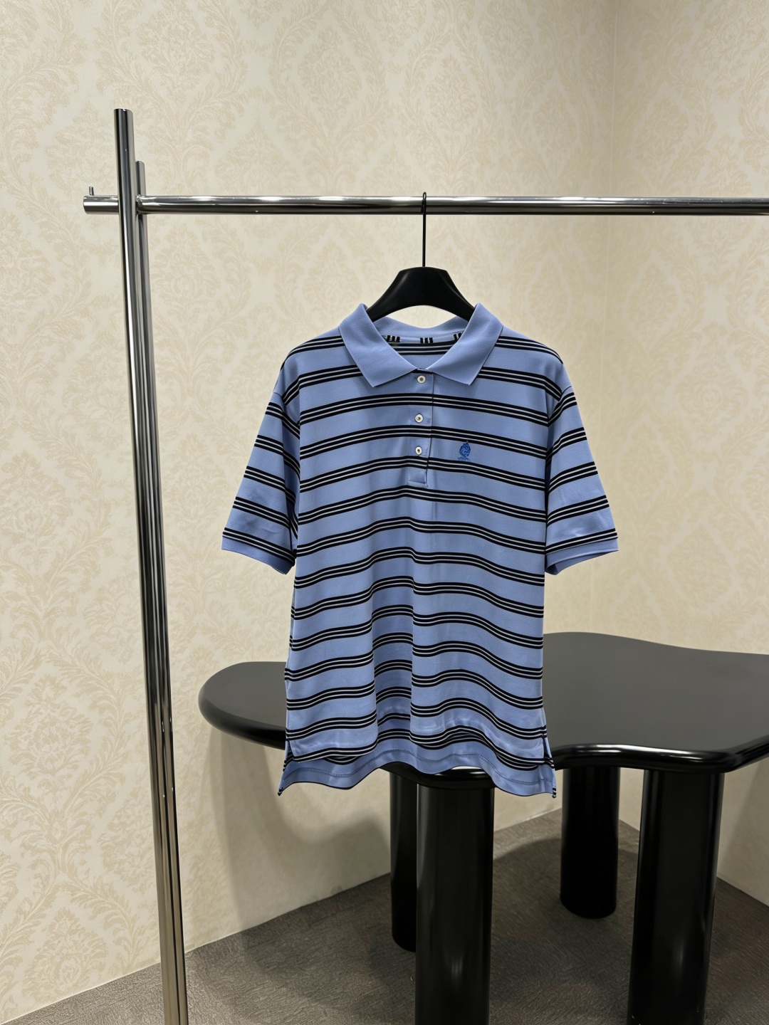 NO:790834,Prada's new 2026 spring and summer lapel striped Polo shirt, this striped Polo shirt, with black stripes on a blue background, is full of college style. The brand embroidery on the left chest is very recognizable. Made of cotton fabric, it is comfortable and breathable to wear. It has a loose silhouette + shoulder pad design, modifies the head and shoulder ratio, and easily creates a right-angle shoulder effect. It can be easily controlled for daily commuting and leisure. It goes well with skirts or jeans. A must-have for stripes and college style!  Code numberSML,,prada,skirts,jeans,19860909Prada2026春夏新款翻领条纹Polo衫,这款条纹Polo衫,蓝底黑条纹,学院风满满,左胸品牌刺绣超有辨识度,棉质面料,穿着舒适透气,宽松廓形+垫肩设计,修饰头肩比例,轻松打造直角肩效果,日常通勤、休闲都能轻松驾驭,搭配半裙或牛仔裤都很OK,条纹控和学院风必入！码数SML,,prada,skirts,jeans,,Women's clothing