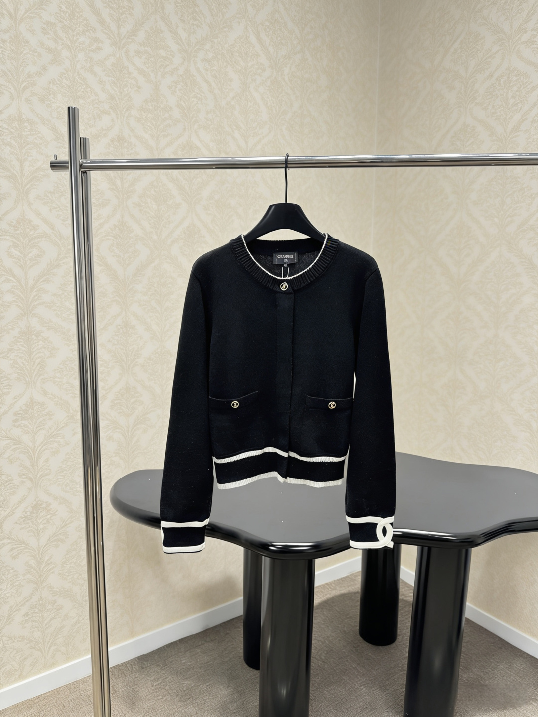 NO:790830,Chanel black knitted cardigan jacket, this black knitted cardigan jacket is made of soft knitted fabric, with white stripes embellished on the collar, cuffs and hem. It is simple and layered. There are two symmetrical pockets on the front, metal button design, practical and exquisite, white ring decoration on the cuffs, full of details!  It is very suitable to wear in spring and autumn. It can be easily used for commuting and leisure. It goes well with jeans or skirts. It is versatile and easy to match!  Size SML,,chanel,skirts,jeans,jackets & coats,19860909Chanel黑色针织开衫外套,这款黑色针织开衫外套,柔软针织面料,白色条纹点缀领口、袖口和下摆,简约又有层次感,正面有两个对称口袋,金属纽扣设计,实用又精致,袖口白色环形装饰,细节满分！春秋季节穿着超合适,通勤休闲都能轻松驾驭,搭配牛仔裤或半身裙都很OK,百搭不挑人！码数SML,,chanel,skirts,jeans,jackets & coats,,Women's clothing