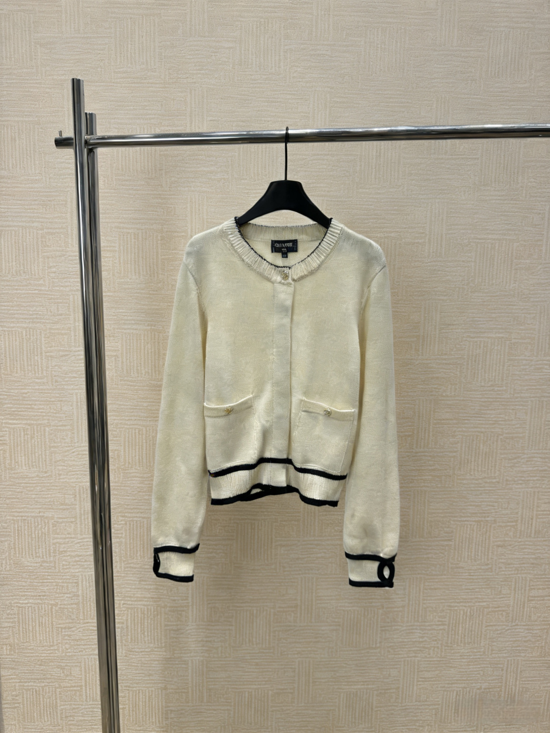 NO:790826,Chanel black knitted cardigan jacket, this black knitted cardigan jacket is made of soft knitted fabric, with white stripes embellished on the collar, cuffs and hem. It is simple and layered. There are two symmetrical pockets on the front, metal button design, practical and exquisite, white ring decoration on the cuffs, full of details!  It is very suitable to wear in spring and autumn. It can be easily used for commuting and leisure. It goes well with jeans or skirts. It is versatile and easy to match!  Size SML,,chanel,skirts,jeans,jackets & coats,19860909Chanel黑色针织开衫外套,这款黑色针织开衫外套,柔软针织面料,白色条纹点缀领口、袖口和下摆,简约又有层次感,正面有两个对称口袋,金属纽扣设计,实用又精致,袖口白色环形装饰,细节满分！春秋季节穿着超合适,通勤休闲都能轻松驾驭,搭配牛仔裤或半身裙都很OK,百搭不挑人！码数SML,,chanel,skirts,jeans,jackets & coats,,Women's clothing