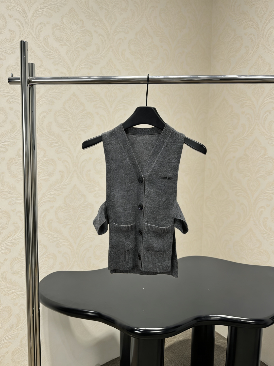 NO:790841,MiuMiu gray knitted vest, gray knitted vest, soft knitted fabric, V-neck sleeveless design, simple and practical, there are two pockets on the front, convenient for storing small items, single-breasted opening and closing, super easy to put on and take off, gray low-key and versatile, can be easily used for commuting or leisure, layered with shirts or T-shirts, full of layering, perfect for spring and autumn!  The cuffs are designed with cuffs, full of details, retro and casual, easily creating a fashionable atmosphere!  Code number SML,,miumiu,shirts,tees,t-shirt,19860909MiuMiu灰色针织马甲,灰色针织马甲,柔软针织面料,V领无袖设计,简约又实用,正面有两个口袋,方便收纳小物,单排扣开合,穿脱超方便,灰色低调百搭,通勤、休闲都能轻松驾,叠穿衬衫或T恤,层次感满满,春秋季节穿超合适！袖口翻边设计,细节感十足,复古又随性,轻松打造时髦氛围感！码数SML,,miumiu,shirts,tees，t-shirt,,Women's clothing