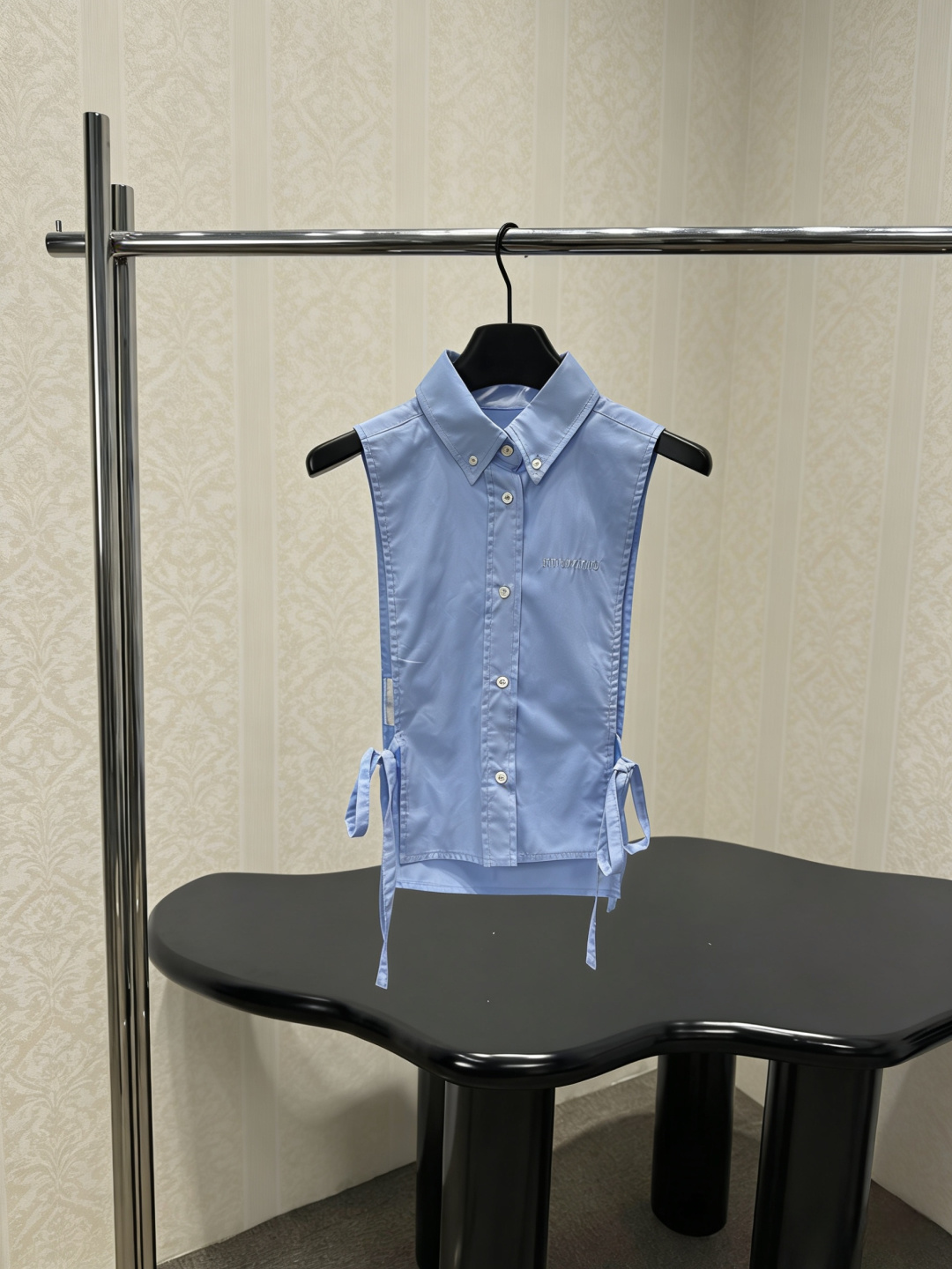 NO:790833,MiuMiu blue sleeveless shirt, this blue sleeveless shirt has a classic lapel + front button design, simple and detailed, the straps on both sides can be adjusted freely, making it more flexible to wear, the fabric is light and breathable, super comfortable to wear in summer, the brand embroidery on the chest is highly recognizable, it can be easily worn in daily or light formal occasions, paired with high-waisted pants/skirts, you can get a refreshing and neat style!  Size SML,,miumiu,skirts,shirts,19860909MiuMiu蓝色无袖衬衫,这款蓝色无袖衬衫,经典翻领+正面纽扣设计,简约又有细节感,两侧绑带可自由调节,穿搭更灵活,面料轻薄透气,夏天穿超舒服,胸前品牌刺绣,辨识度满分,日常或轻正式场合都能轻松驾驭,搭配高腰裤/裙装,清爽利落风get！码数SML,,miumiu,skirts,shirts,,Women's clothing