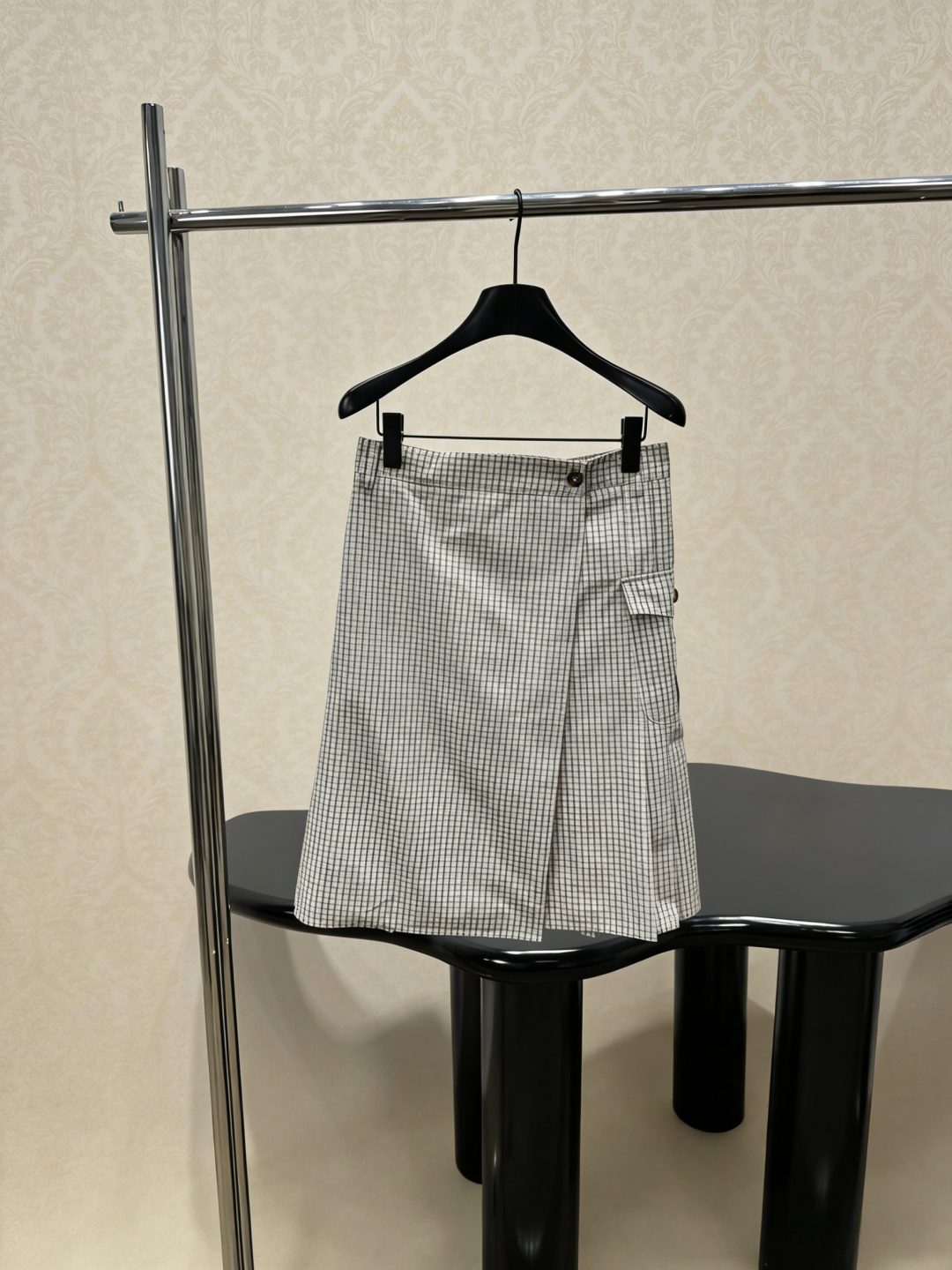 NO:790825,MiuMiu 2026 spring and summer new plaid pleated skirt, this plaid pleated skirt has a classic plaid design, retro and fashionable, soft and comfortable fabrics, super friendly for daily wear, pleated skirt + belt details, modified waistline, slimming and taller, especially suitable for little girls, practical and beautiful side pockets, can be easily controlled for commuting, class, and dating. Paired with a jacket or bottoming shirt of the same color, you can easily get a gentle schoolgirl style, perfect temperament!  Size SML,,miumiu,skirts,jackets & coats,19860909MiuMiu2026春夏新款格纹百褶裙,这款格纹百褶裙,经典格纹设计,复古又时髦,面料柔软舒适,日常穿搭超友好,百褶裙摆+腰带细节,修饰腰线,显瘦又显高,特别适合小个子女生,侧边口袋实用又美观,通勤、上课、约会都能轻松驾驭,搭配同色系外套或打底衫,轻松get温柔学姐风,气质满分！码数SML,,miumiu,skirts,jackets & coats,,Women's clothing