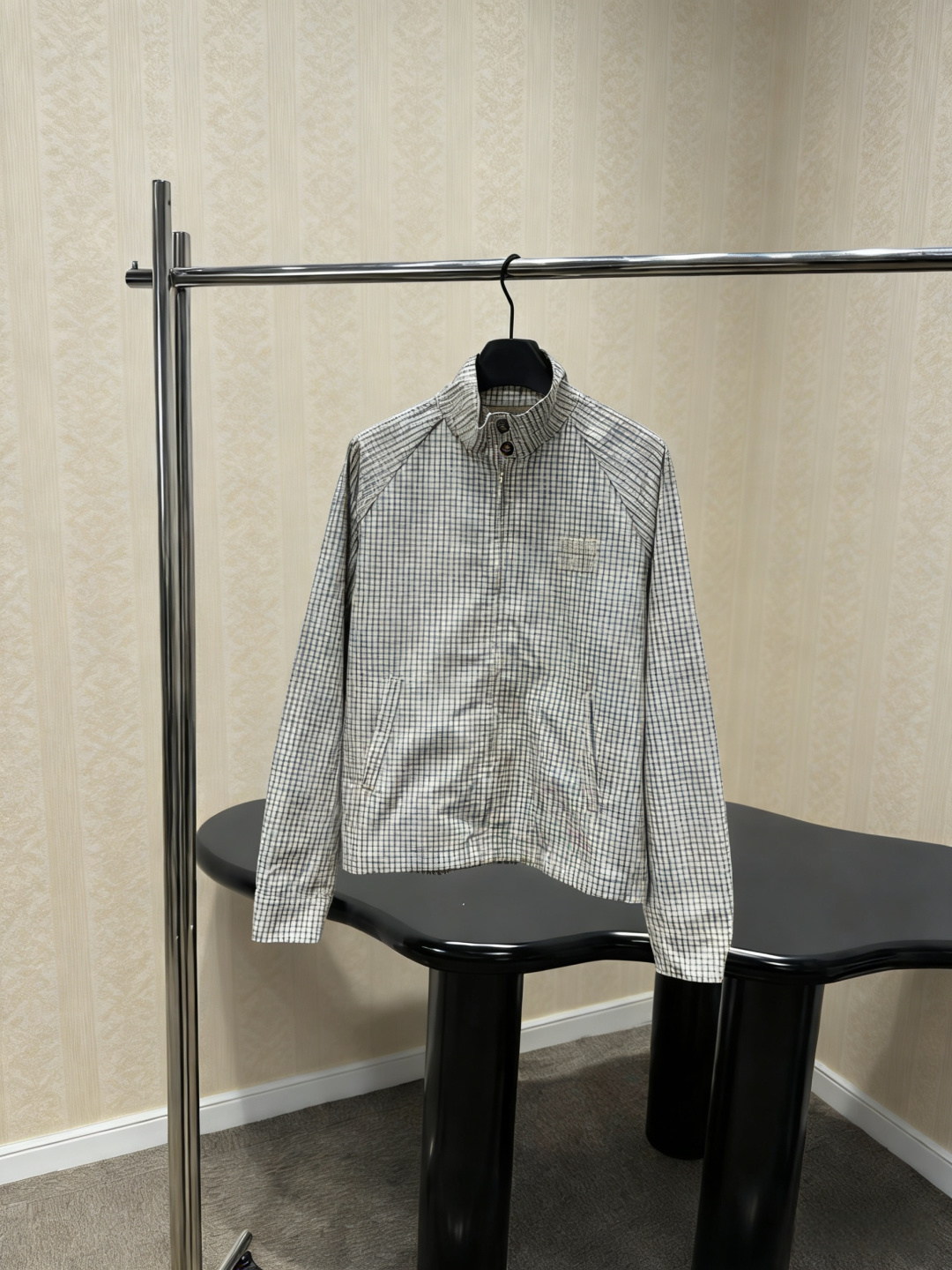 NO:790821,MiuMiu 2026 spring series plaid jacket, light khaki background + fine plaid, retro and exquisite, light and crisp fabric, super comfortable to wear in spring, stand-up collar + zipper design, low-key and recognizable logo embroidered on the chest, neutral version, can be easily controlled by both men and women, paired with a white shirt for college style, paired with jeans for street style, perfect for commuting and leisure!  Size SML,,miumiu,jeans,jackets & coats,shirts,19860909MiuMiu2026春季系列格纹夹克,浅卡其底色+细格纹,复古又精致,轻薄挺括面料,春季穿着超舒适,立领+拉链设计,胸前刺绣Logo低调有辨识度,版型中性,男女都能轻松驾驭,搭配白衬衫学院风,配牛仔裤街头感,通勤休闲都很适合！ 码数SML,,miumiu,jeans,jackets & coats,shirts,,Women's clothing