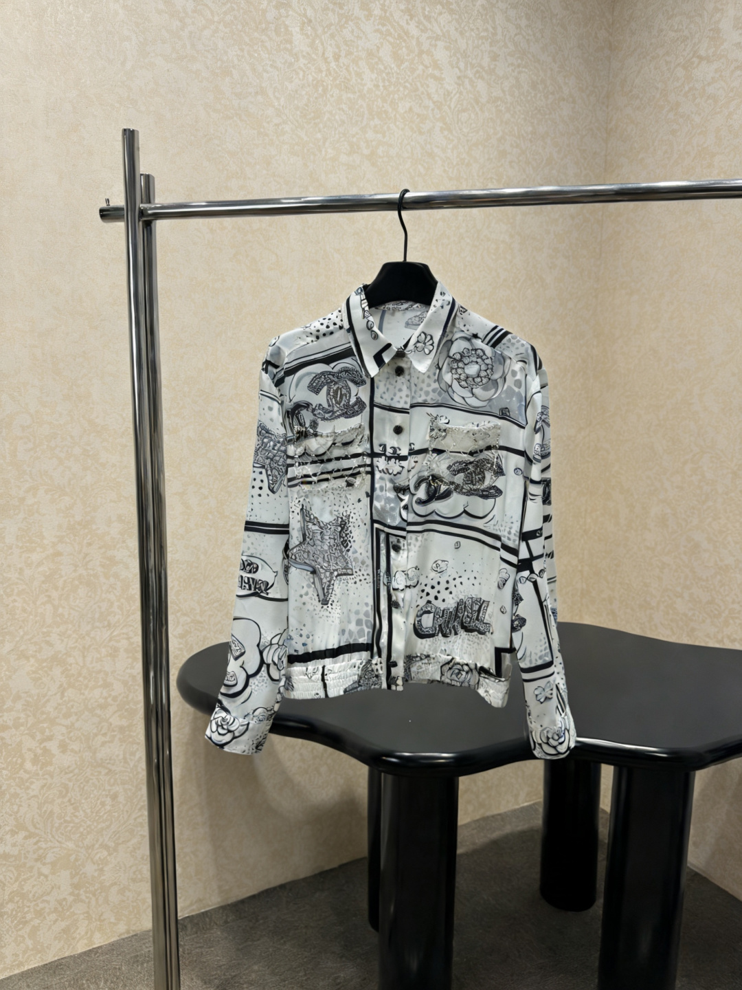 NO:790815,Chanel's 2026 new spring and summer graffiti printed silk long-sleeved shirt jacket. This long-sleeved shirt is printed with black and white graffiti, full of street feel. The pattern has animals, geometry and abstract elements. It has full visual impact. The fabric is light and thin. It is very suitable for spring and summer. It has a loose fit and is OK to wear alone or layered. It can be easily managed in daily casual and street style. Paired with jeans or overalls, it is casual and individual, and can easily create a trendy look!  Size SML,,chanel,jeans,jackets & coats,shirts,real silk,19860909Chanel2026春夏新款涂鸦印花真丝长袖衬衫外套,这款长袖衬衫采用黑白涂鸦印花,街头感十足,图案有动物、几何和抽象元素,视觉冲击力满分,面料轻薄,春夏穿超合适,版型宽松,单穿或叠搭都很OK,日常休闲、街头风都能轻松驾驭,搭配牛仔裤或工装裤,随性又有个性,轻松打造潮流造型！码数SML,,chanel,jeans,jackets & coats,shirts,real silk,,Women's clothing