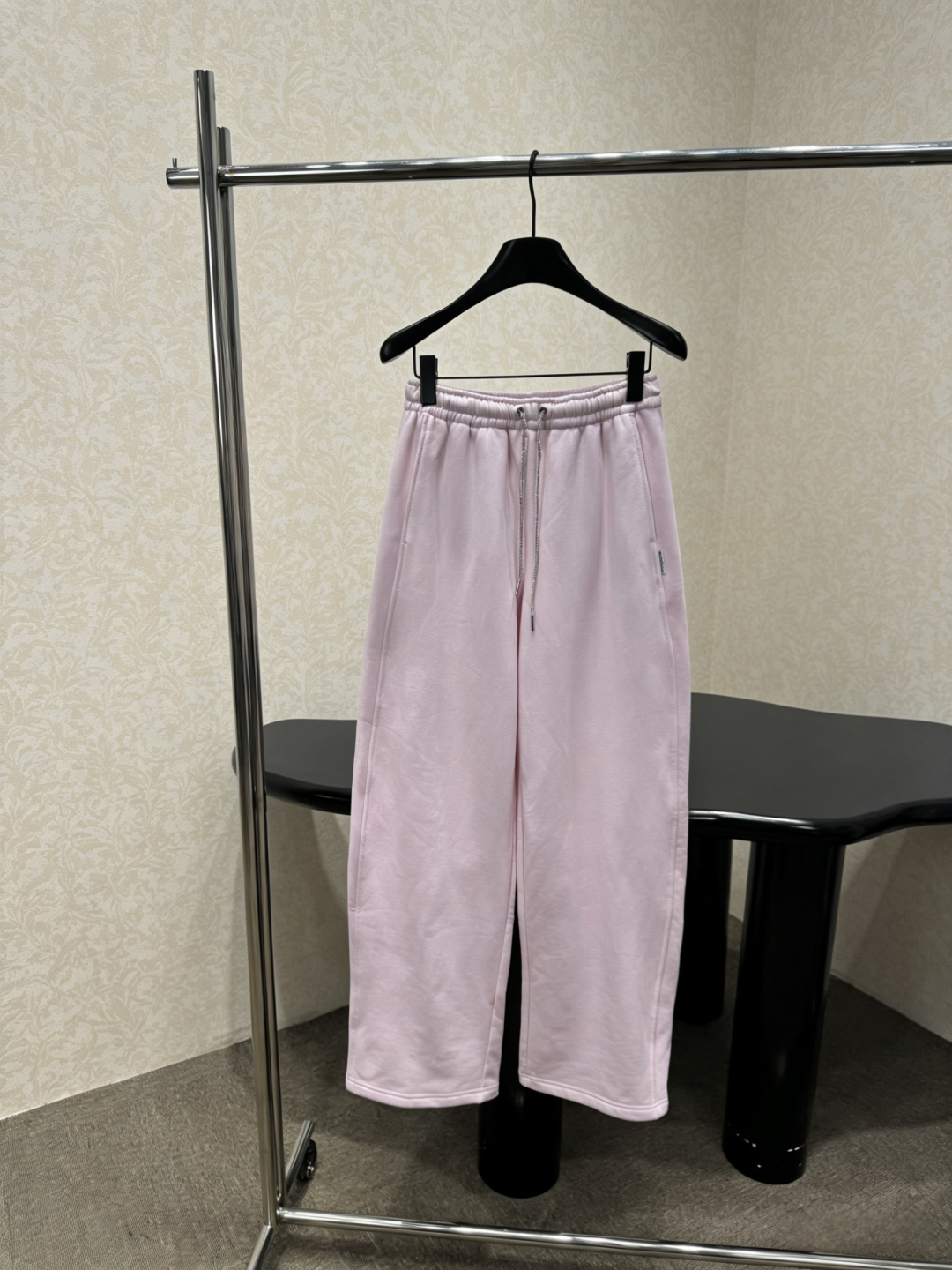 NO:791324,Alexander Wang 2025 spring and summer pink sports suit. This pink sports suit includes a hooded cardigan jacket and straight wide-leg pants. It has a Korean casual style. The material is soft and comfortable, suitable for daily wear or light sports scenes. The jacket is hooded + zipper design, easy to put on and take off. The pants are loose and slim, allowing free movement. The overall color is soft. It is fresh and natural with white inner wear and light-colored shoes. It is very suitable for spring and autumn. It can easily create a lazy and fashionable atmosphere., alexander wang, jackets &  coats,hats,19860909亚历山大王2025春夏粉色运动套装,这套粉色运动套装包含连帽开衫外套和直筒阔腿裤,韩系休闲风,材质柔软舒适,适合日常穿搭或轻运动场景,外套连帽+拉链设计,穿脱方便,裤子宽松显瘦,活动自如,整体配色柔和,搭配白色内搭和浅色鞋履,清新自然,春秋季穿着超合适,轻松打造慵懒时髦氛围感,,alexander wang,jackets & coats,hats,,Women's clothing