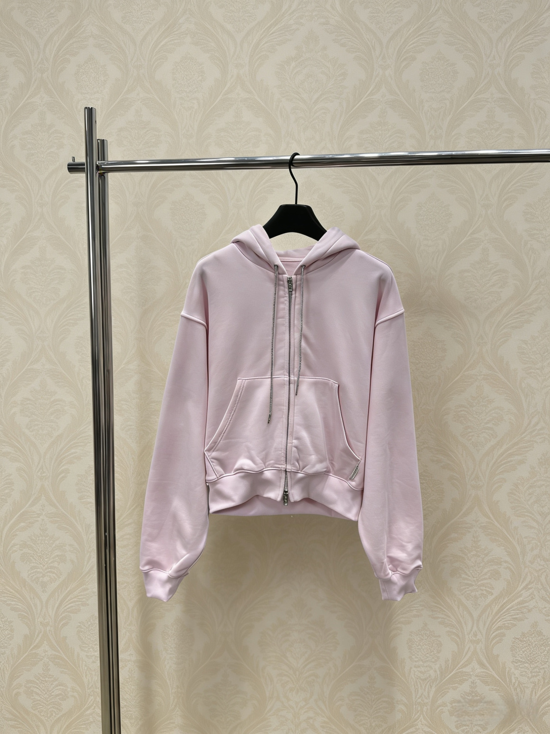 NO:791318,Alexander Wang 2025 spring and summer pink sports suit. This pink sports suit includes a hooded cardigan jacket and straight wide-leg pants. It has a Korean casual style. The material is soft and comfortable, suitable for daily wear or light sports scenes. The jacket is hooded + zipper design, easy to put on and take off, and the pants are loose and slim, allowing free movement. The overall color is soft, paired with white inner wear and light-colored shoes. It is fresh and natural. It is very suitable for spring and autumn, and can easily create a lazy and fashionable atmosphere!  outside,,alexander wang,jackets & coats,hats,19860909亚历山大王2025春夏粉色运动套装,这套粉色运动套装包含连帽开衫外套和直筒阔腿裤,韩系休闲风,材质柔软舒适,适合日常穿搭或轻运动场景,外套连帽+拉链设计,穿脱方便,裤子宽松显瘦,活动自如,整体配色柔和,搭配白色内搭和浅色鞋履,清新自然,春秋季穿着超合适,轻松打造慵懒时髦氛围感！外,,alexander wang,jackets & coats,hats,,Women's clothing