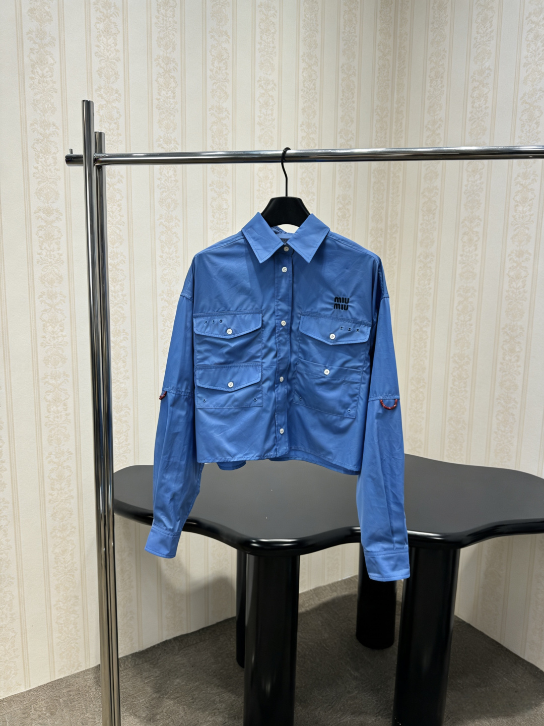 NO:791312,MiuMiu 2026 early spring series blue multi-pocket shirt, the poplin fabric is soft and stylish, super comfortable to wear, the multi-pocket design is practical and detailed, the cuffs are decorated with red knots, full of workwear style, short and loose version, paired with high-waisted pants or mini skirts, you can easily create a sweet cool or retro sports style, suitable for daily outings and casual occasions, comfortable and fashionable!  Size SML,,miumiu,skirts,shirts,19860909MiuMiu2026早春系列蓝色多口袋衬衫,府绸面料柔软有型,贴身穿超舒适,多口袋设计实用又有细节感,袖口红色绳结点缀,工装风满满,短款宽松版型,搭配高腰裤或迷你裙,轻松打造甜酷或复古运动风,日常出街、休闲场合都很适合,舒适又时髦！码数SML,,miumiu,skirts,shirts,,Women's clothing