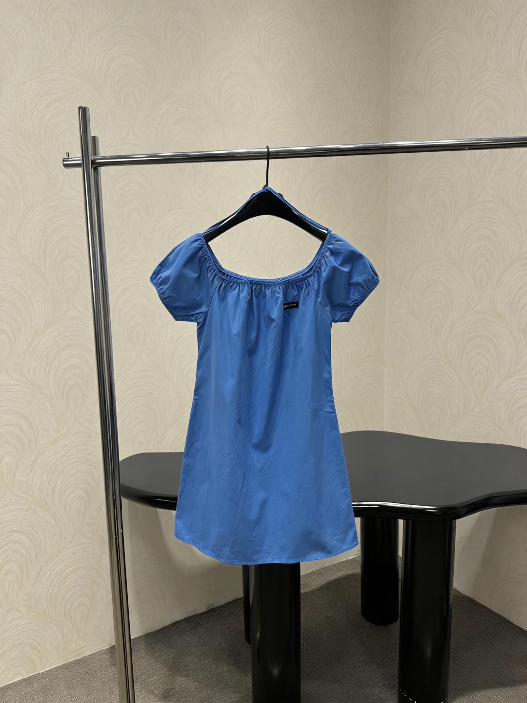 NO:791309,MiuMiu26 early spring series blue puff sleeve dress, the poplin fabric has good drape, is comfortable and breathable to wear, the one-shoulder + puff sleeve design modifies the shoulder line and adds a sense of playfulness. The A-line version is super friendly to the pear-shaped body, hiding the flesh, and the blue tone makes it white and energetic. It is super fresh to wear in summer. Pair it with a bag of the same color, loafers or piles of socks, and you can easily get college style or Korean sweet girl style. It is suitable for daily outings and dates!  Code numberSML,,miumiu,loafers,skirts,19860909MiuMiu26早春系列蓝色泡泡袖连衣裙,府绸面料垂感好,穿着舒适透气,一字肩+泡泡袖设计,修饰肩线,增添俏皮感,A字版型对梨形身材超友好,藏肉显瘦,蓝色调显白又元气,夏天穿超清新,搭配同色系包包、乐福鞋或堆堆袜,轻松get学院风or韩系甜妹风,日常出街、约会都很适合哦！ 码数SML,,miumiu,loafers,skirts,,Women's clothing