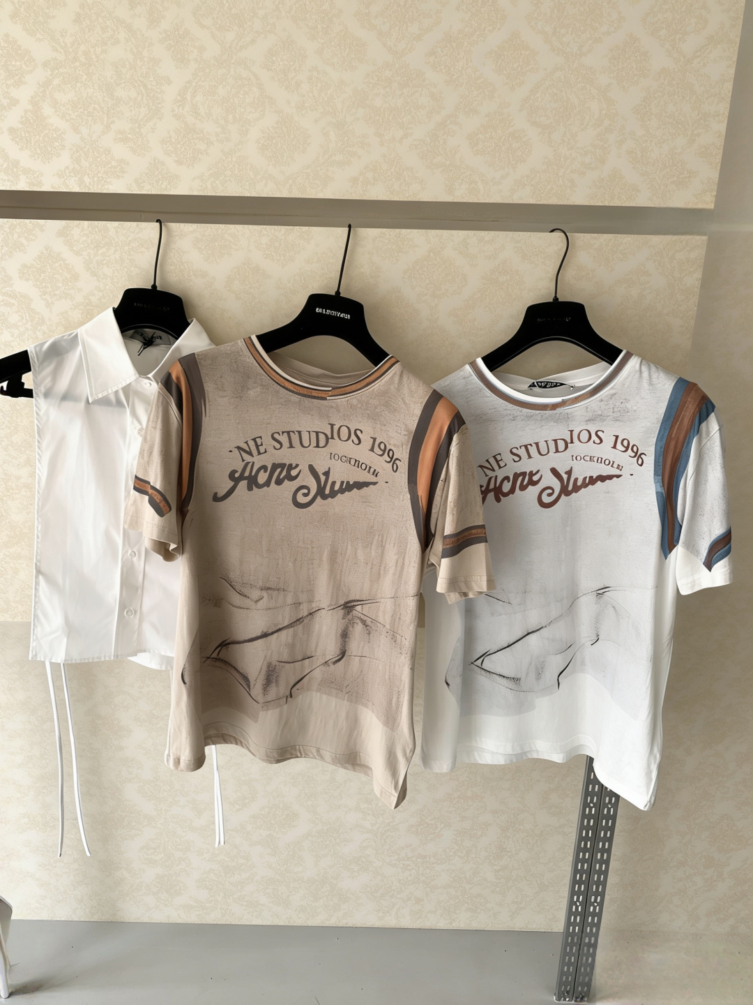 NO:791918,Acne Studios retro distressed T-shirt, this retro distressed T-shirt is made of linen blended fabric, soft and breathable, super comfortable to wear in spring and summer, light brown tone + splash ink distressing technology, full of retro feel, the words 'Acne Studios 1996' on the chest are very recognizable, contrasting stripes on the cuffs, full of details, loose fit, can be worn alone or layered, it can be easily used for daily outings and music festivals, comfortable and stylish!  Size SML,acne studios,dior,tees,t-shirt,19860909Acne Studios复古做旧T恤,这款复古做旧T恤,采用亚麻混纺面料,柔软透气,春夏穿超舒服,浅棕色调+泼墨做旧工艺,复古感满满,胸前“Acne Studios 1996”字样超有辨识度,袖口撞色条纹,细节感拉满,宽松版型,单穿or内搭都很OK,日常出街、音乐节都能轻松驾驭,舒适又有型！码数SML,,acne studios,dior,tees，t-shirt,,Women's clothing