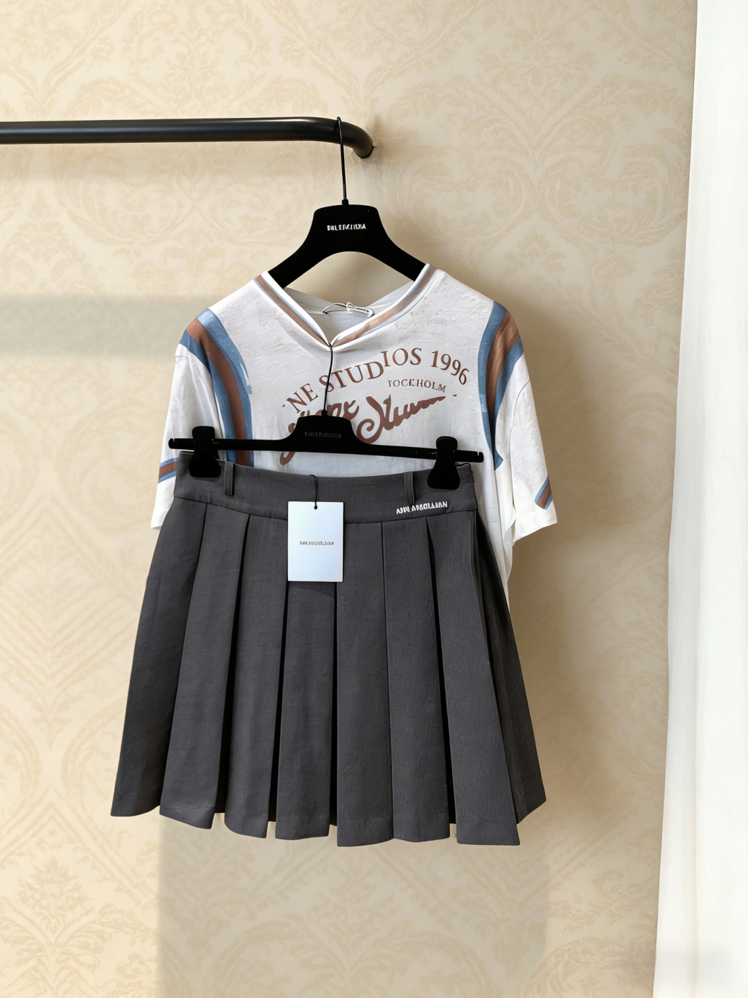 NO:791911,ANN ANDELMAN 2026 spring and summer new gray pleated skirt, classic college style design, high-waisted A-line version, accordion pleats are super slimming, gray and versatile, easy to match with various tops, can be worn in daily street, dating, and campus style. The material is comfortable and breathable, very suitable for spring and summer wear, with both design sense and practicality, a fashionable must-have!  Code numberSML,,skirts,19860909ANN ANDELMAN2026春夏新款灰色百褶裙,经典学院风设计,高腰A字版型,风琴式褶皱超显瘦,灰色百搭,轻松搭配各种上衣,日常出街、约会、校园风都能hold住,材质舒适透气,春夏穿超合适,设计感与实穿性兼具,时髦精必入！码数SML,,skirts,,Women's clothing
