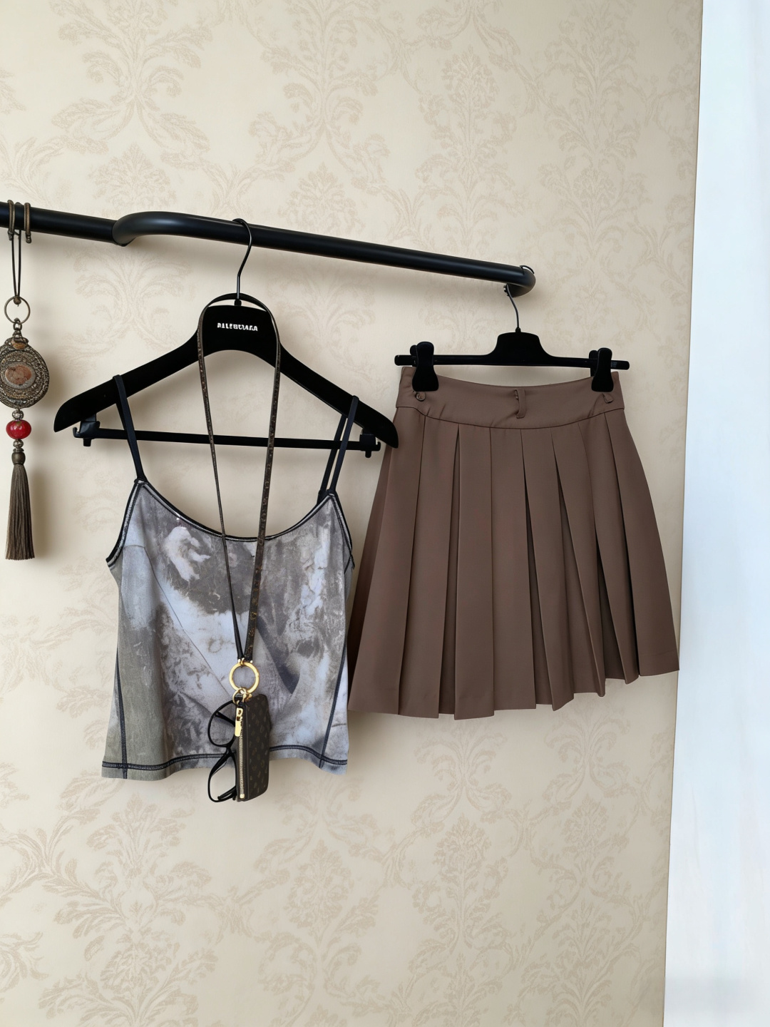 NO:791907,ANN ANDELMAN 2026 spring and summer new gray pleated skirt, classic college style design, high-waisted A-line version, accordion pleats are super slimming, gray and versatile, easy to match with various tops, can be worn in daily street, dating, and campus style. The material is comfortable and breathable, very suitable for spring and summer wear, with both design sense and practicality, a fashionable must-have!  Code numberSML,,skirts,19860909ANN ANDELMAN2026春夏新款灰色百褶裙,经典学院风设计,高腰A字版型,风琴式褶皱超显瘦,灰色百搭,轻松搭配各种上衣,日常出街、约会、校园风都能hold住,材质舒适透气,春夏穿超合适,设计感与实穿性兼具,时髦精必入！码数SML,,skirts,,Women's clothing