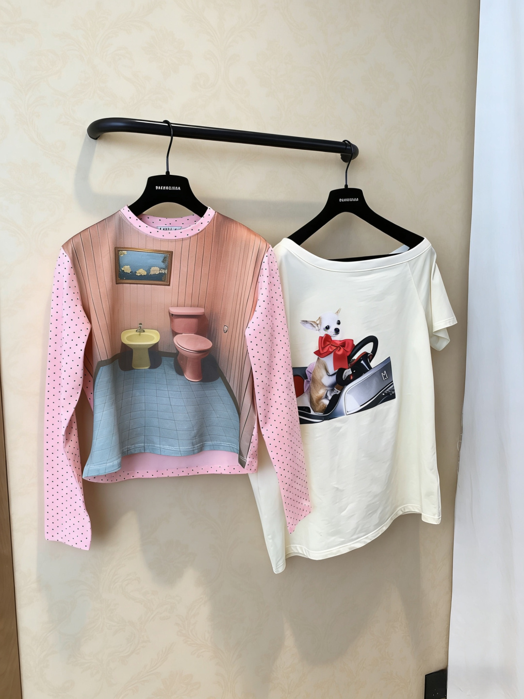 NO:791903,Ashley Williams toilet printed sweatshirt, this 'toilet top' is very recognizable, with pink polka dot stitching and childish prints, it is rebellious and cute, full of girly feeling, cotton fabric, comfortable to wear, perfect for daily outings or casual looks. Paired with retro skirts or loose pants, you can easily get the millennial style OOTD. The brand's consistent funny girly style is very popular among young people!  Size SML,,hoodie,sweatshirts,skirts,19860909Ashley Williams厕所印花卫衣,这款“厕所上衣”超有辨识度,粉色波点拼接+童趣印花,叛逆又可爱,少女感满满,棉质面料,穿着舒适,日常出街或凹造型都很出彩,搭配复古裙or宽松裤,轻松get千禧风OOTD,品牌一贯的搞怪少女风,超受年轻人喜欢！码数SML,,hoodie,sweatshirts,skirts,,Women's clothing