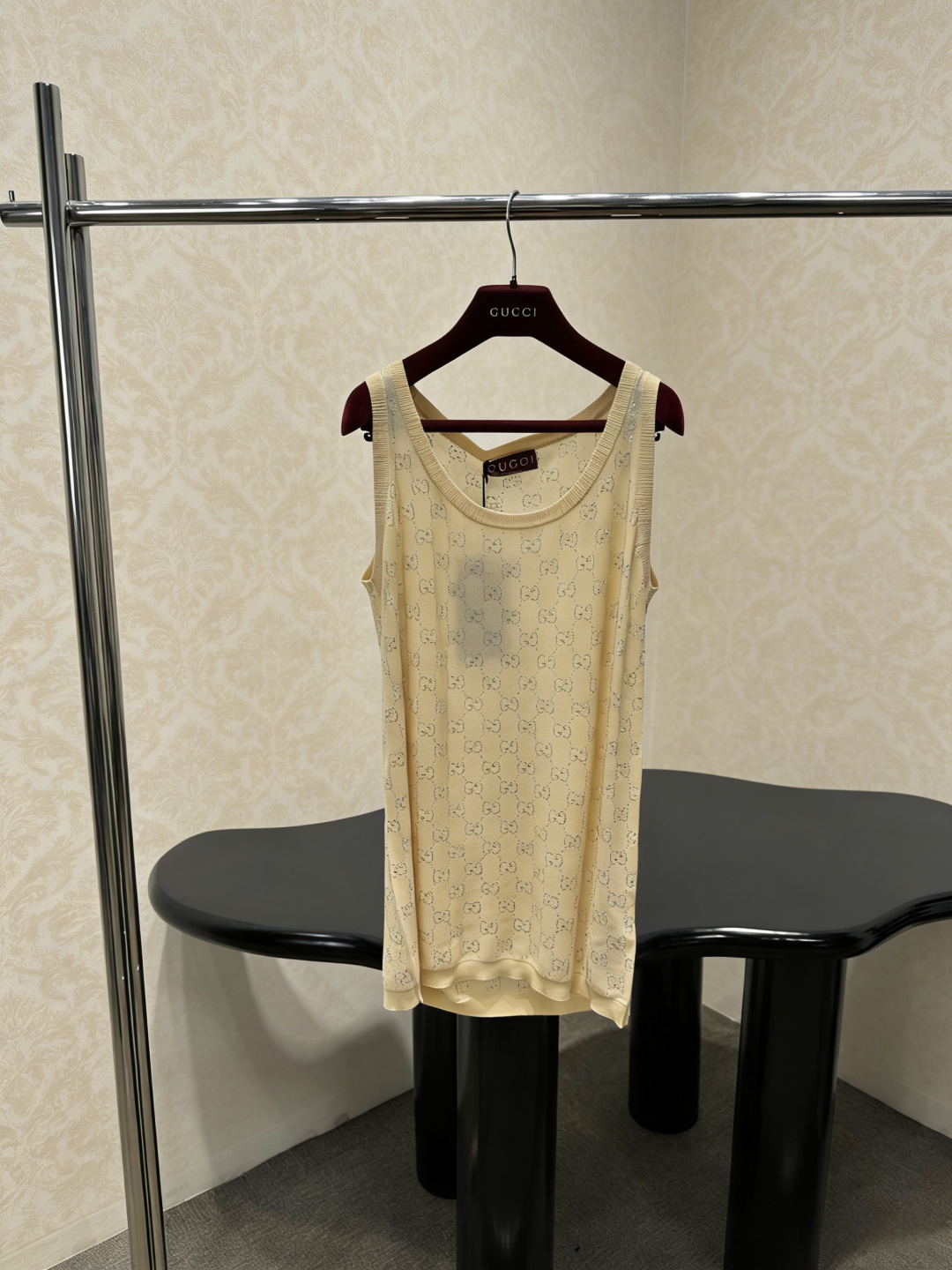 NO:792331,Gucci GG jacquard sleeveless vest, this sleeveless vest adopts the classic GG jacquard design, light yellow tone + double G logo, high brand recognition, the fabric is light and breathable, super comfortable to wear in spring and summer, close-fitting and comfortable, the round neck is simple, it is versatile for daily or inner wear, it goes well with jeans and skirts, the exquisite craftsmanship and fashion sense make it full of high-end feeling when you wear it!  Size SML,,gucci,skirts,jeans,19860909Gucci GG提花无袖背心,这款无袖背心采用经典GG提花设计,浅黄色调+双G标志,品牌辨识度超高,面料轻薄透气,春夏穿超舒服,贴身又自在,圆领简约,日常或内搭都很百搭,搭配牛仔裤、半裙都很出彩,的精致工艺和时尚感,穿上就是高级感满满！码数SML,,gucci,skirts,jeans,,Women's clothing