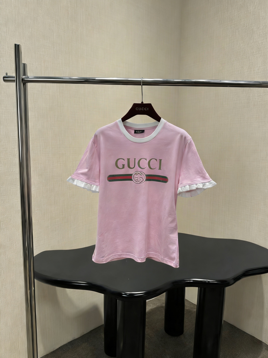 NO:792344,Gucci three-color ruffled T-shirt, this ruffled T-shirt is made of soft cotton fabric and is super comfortable to wear. It has a classic logo + red and green stripes on the front, which is full of brand sense. The ruffled design on the cuffs is sweet and playful. It can be easily worn in daily casual or light luxury styles. It goes well with jeans or skirts. It is very suitable for spring and summer. It is fashionable and practical, and can easily enhance your style!  Size SML,,gucci,skirts,jeans,tees,t-shirt,19860909Gucci三色荷叶边T恤,这款荷叶边T恤,采用柔软棉质面料,穿着超舒适,正面有经典Logo+红绿条纹,品牌感满满,袖口荷叶边设计,甜美又俏皮,日常休闲或轻奢风都能轻松驾驭,搭配牛仔裤或半身裙都很出彩,春夏季节穿超合适,既时髦又实用,轻松提升造型感！码数SML,,gucci,skirts,jeans,tees，t-shirt,,Women's clothing