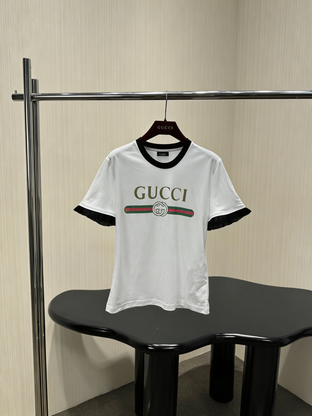NO:792951,Gucci three-color ruffled T-shirt, this ruffled T-shirt is made of soft cotton fabric and is super comfortable to wear. It has a classic logo + red and green stripes on the front, which is full of brand sense. The ruffled design on the cuffs is sweet and playful. It can be easily worn in daily casual or light luxury styles. It goes well with jeans or skirts. It is very suitable for spring and summer. It is fashionable and practical, and can easily enhance your style!  Size SML,,gucci,skirts,jeans,tees,t-shirt,19860909Gucci三色荷叶边T恤,这款荷叶边T恤,采用柔软棉质面料,穿着超舒适,正面有经典Logo+红绿条纹,品牌感满满,袖口荷叶边设计,甜美又俏皮,日常休闲或轻奢风都能轻松驾驭,搭配牛仔裤或半身裙都很出彩,春夏季节穿超合适,既时髦又实用,轻松提升造型感！码数SML,,gucci,skirts,jeans,tees，t-shirt,,Women's clothing