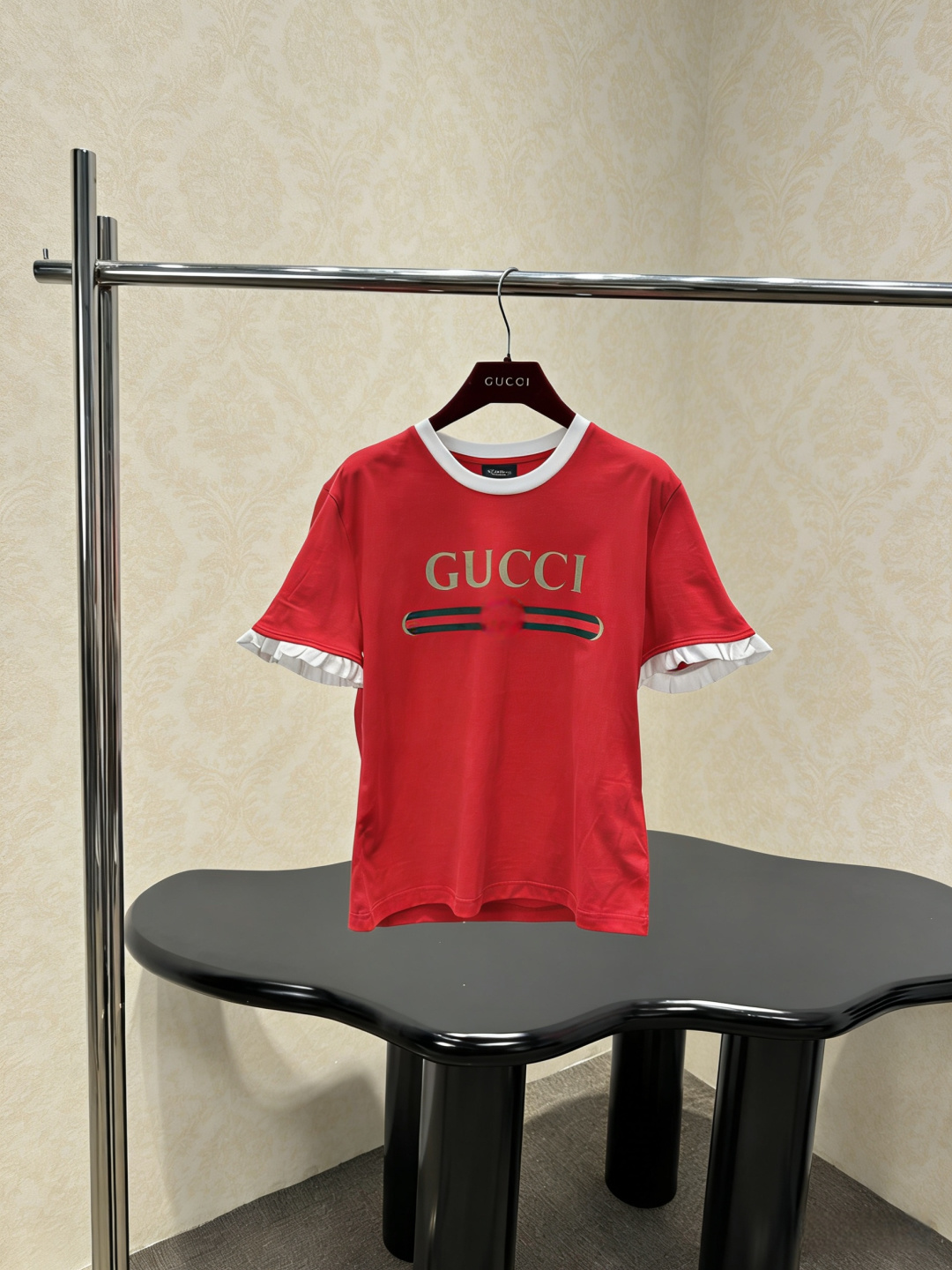 NO:792947,Gucci three-color ruffled T-shirt, this ruffled T-shirt is made of soft cotton fabric and is super comfortable to wear. It has a classic logo + red and green stripes on the front, which is full of brand sense. The ruffled design on the cuffs is sweet and playful. It can be easily worn in daily casual or light luxury styles. It goes well with jeans or skirts. It is very suitable for spring and summer. It is fashionable and practical, and can easily enhance your style!  Size SML,,gucci,skirts,jeans,tees,t-shirt,19860909Gucci三色荷叶边T恤,这款荷叶边T恤,采用柔软棉质面料,穿着超舒适,正面有经典Logo+红绿条纹,品牌感满满,袖口荷叶边设计,甜美又俏皮,日常休闲或轻奢风都能轻松驾驭,搭配牛仔裤或半身裙都很出彩,春夏季节穿超合适,既时髦又实用,轻松提升造型感！码数SML,,gucci,skirts,jeans,tees，t-shirt,,Women's clothing