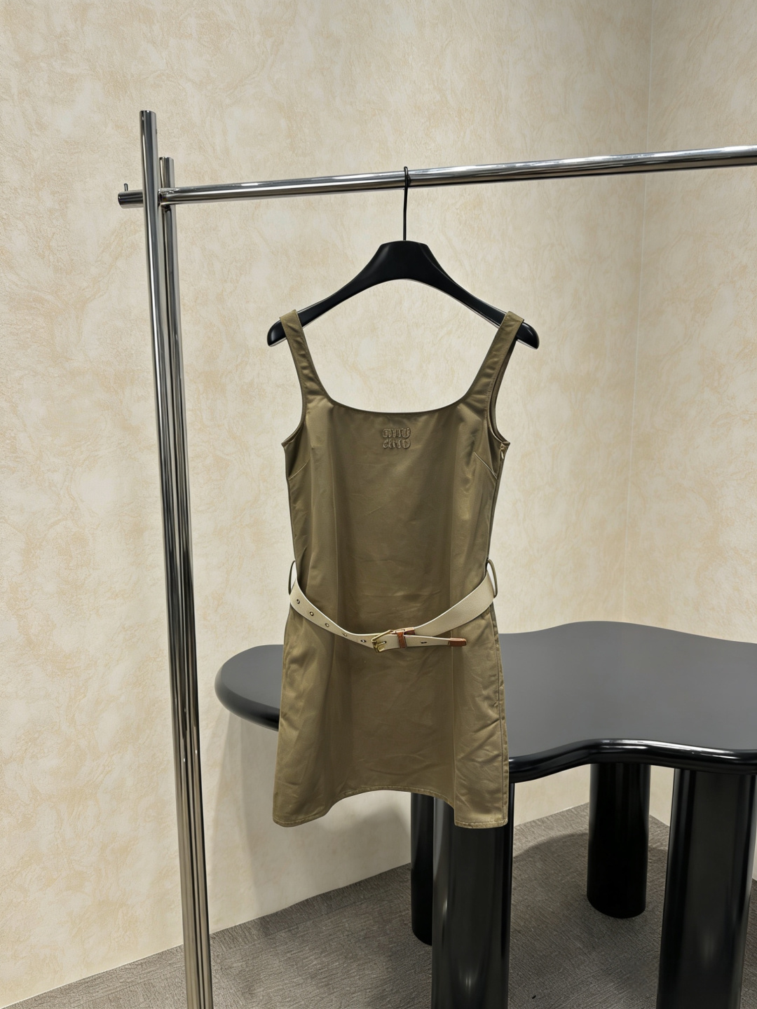NO:792956,MiuMiu spring and summer workwear style suspender skirt, khaki light fabric, simple and detailed, brand embroidery on the chest + adjustable belt, easy to create a sweet and cool style, the skirt is moderate in length, can be worn daily or on vacation, the workwear elements are combined with a girly feel, fashionable and practical, paired with sports shoes or sandals, you can easily get a casual or vacation style look, it is one of the must-have popular items in spring and summer!  Code number SML,,miumiu,sandals,sneakers,skirts,19860909MiuMiu春夏工装风吊带裙,卡其色轻质面料,简约又有细节感,胸前品牌刺绣+可调节腰带,轻松打造甜酷风格,裙长适中,日常或度假都能穿,工装元素融合少女感,时髦又实用,搭配运动鞋或凉鞋,轻松get休闲or度假风造型,是春夏必入热门单品之一！码数SML,,miumiu,sandals,sneakers,skirts,,Women's clothing