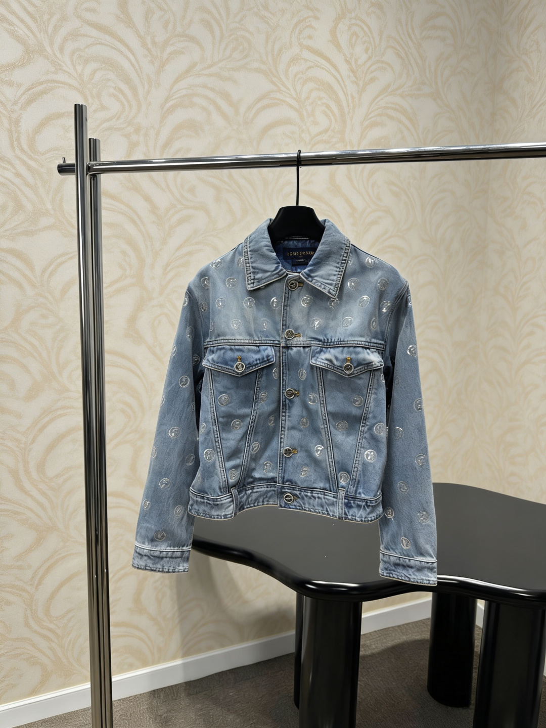 NO:792952,The LV Ski series full-diamond denim jacket is made of imported washed denim fabric, retro light blue tone + full-diamond logo, full of luxury, straight shoulder version, metal buttons + double flap pockets, practical and fashionable, super versatile in autumn and winter, looks great with trousers or skirts, meets the needs of different body types, heavy craftsmanship + unique design, LV classic and innovative, can be easily worn in daily life or special occasions!  Size SML,,louis vuitton,skirts,jackets & coats,19860909LV Ski系列满钻牛仔外套,采用进口水洗牛仔面料,复古浅蓝色调+满钻Logo,奢华感满满,正肩版型,金属纽扣+双翻盖口袋,实用又时髦,秋冬穿搭超百搭,配长裤或半裙都很出彩,满足不同身材需求,重工工艺+独特设计,LV经典与创新兼具,日常或特殊场合都能轻松驾驭！码数SML,,louis vuitton,skirts,jackets & coats,,Women's clothing