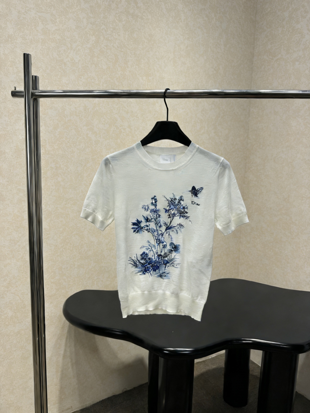 NO:793440,Dior blue flower embroidered white T-shirt. This white T-shirt is made of soft cotton and is super comfortable to wear. It has blue flower embroidery + butterfly pattern on the front. It is full of art and exquisite details. It has a classic round neck + short sleeve design. It can be easily worn in daily life or light formal occasions. The embroidery craft is very recognizable. It looks great with casual pants and jeans. You can easily get an elegant and casual style!  Size SML,,dior,jeans,T-shirt,tees,t-shirt,19860909Dior蓝花刺绣白色T恤,这款白色T恤采用柔软棉质,穿着超舒适,正面蓝花刺绣+蝴蝶图案,艺术感满满,细节精致,经典圆领+短袖设计,日常或轻正式场合都能轻松驾驭,刺绣工艺超有辨识度,随便搭配休闲裤、牛仔裤都很出彩,轻松get优雅随性风！码数SML,,dior,jeans,T-shirt,tees，t-shirt,,Women's clothing