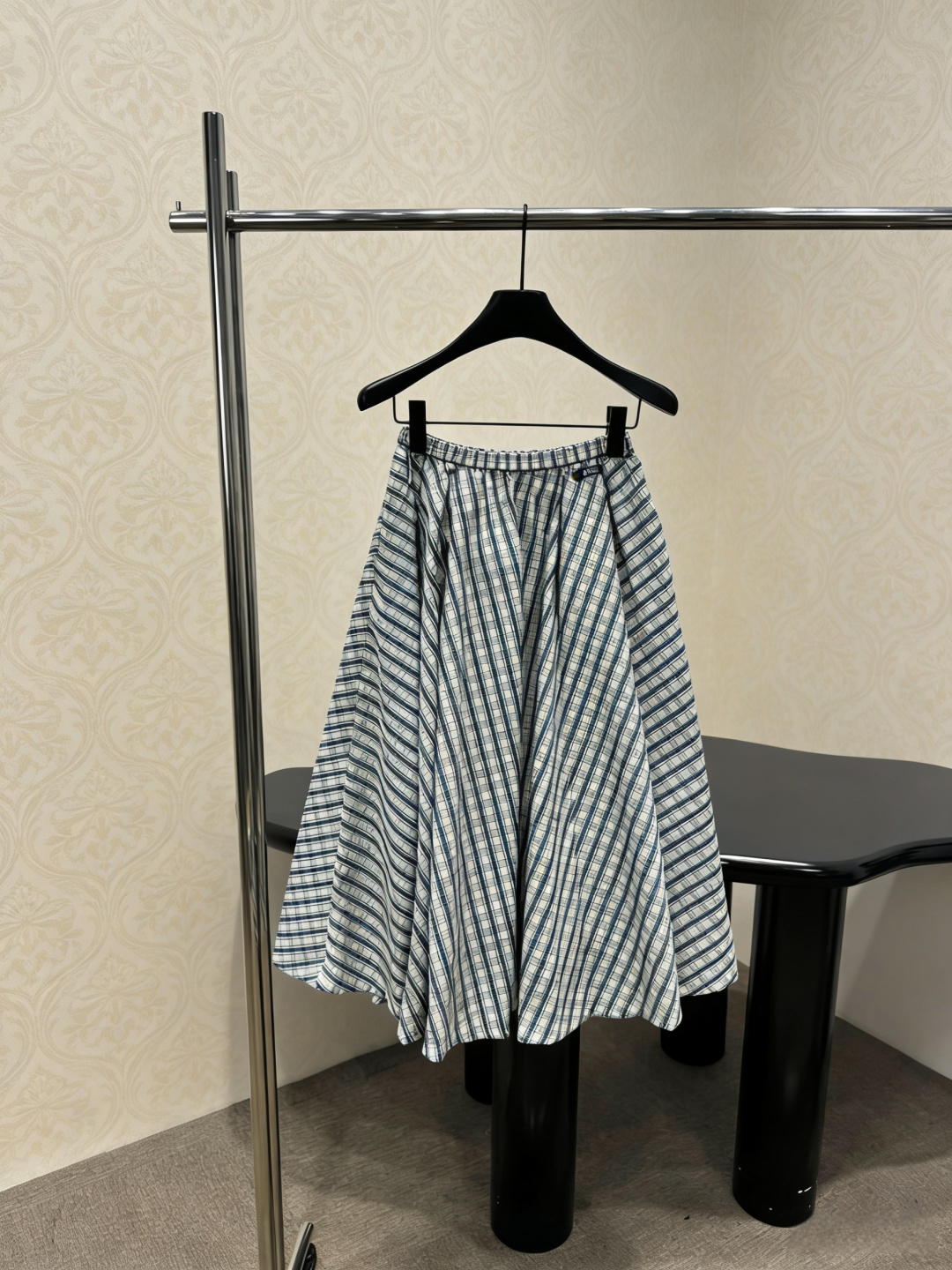 NO:793434,Prada blue and white plaid high-waisted pleated skirt, blue and white plaid high-waisted pleated skirt, retro literary style, light and breathable fabrics are very suitable for spring and summer wear, high waist elastic design, slim and comfortable, pleated swing has a sense of elegance when walking, the plaid pattern is classic and attractive, easy to control for daily commuting and leisure. Pair it with a shirt or knitted top, you can switch between French elegance or Korean gentleness. The mid-length skirt modifies the leg shape and is convenient for movement. It is a practical and fashionable versatile item!  Size SML,,prada,skirts,shirts,19860909Prada蓝白格纹高腰百褶裙,蓝白格纹高腰百褶裙,复古文艺风,轻薄透气面料超适合春夏穿搭,高腰松紧设计,显瘦又舒适,百褶大摆走路自带飘逸感,格纹图案经典耐看,日常通勤、休闲都能轻松驾驭,搭配衬衫或针织上衣,法式优雅or韩系温柔随心切换,裙长中长款,修饰腿型又方便活动,是实用又时髦的百搭单品！码数SML,,prada,skirts,shirts,,Women's clothing