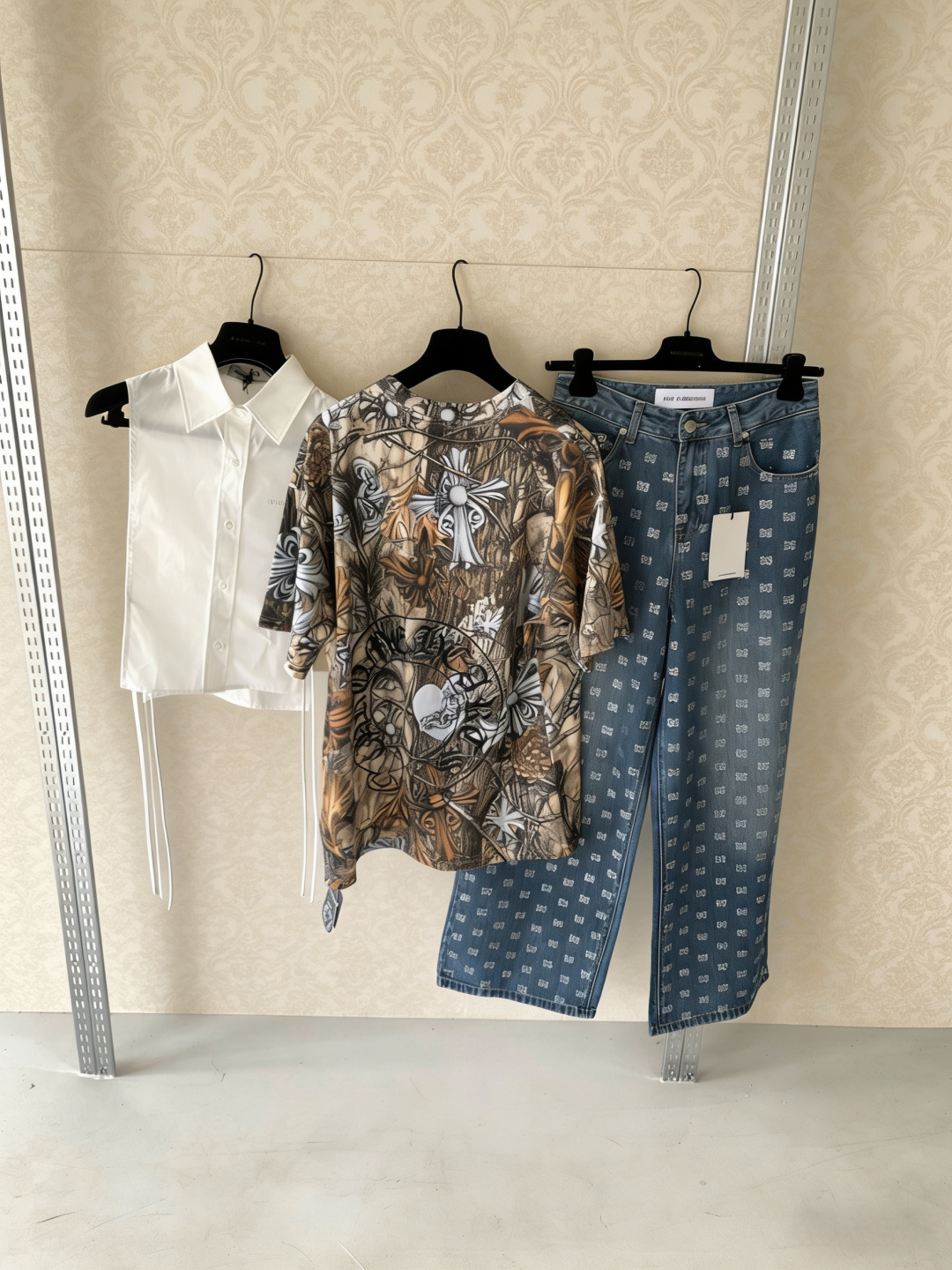 NO:793916,Chrome Hearts, Nike and Drake co-branded fallen leaf printed T-shirt, Nocta series, with tan leaf camouflage as the base, embellished with the brand's iconic crosses, horseshoes and floral patterns, highly recognizable, oversize loose version, full of street feel, wearing it will become the focus of the trend, the trend circle is very popular, you can easily match it with basic items, and the rate of return will be astonishing!  Size S ML,,versace,chrome hearts,tees,t-shirt,19860909Chrome Hearts、Nike和Drake三方联名落叶印花T恤,Nocta系列,棕褐色落叶迷彩为底,点缀品牌标志性十字架、马蹄铁和花卉图案,辨识度超高,Oversize宽松版型,街头感十足,穿上就是潮流焦点,潮流圈超火,随便搭配基础单品就能轻松出彩,回头率爆表！码数S ML,,versace,chrome hearts,tees，t-shirt,,Women's clothing