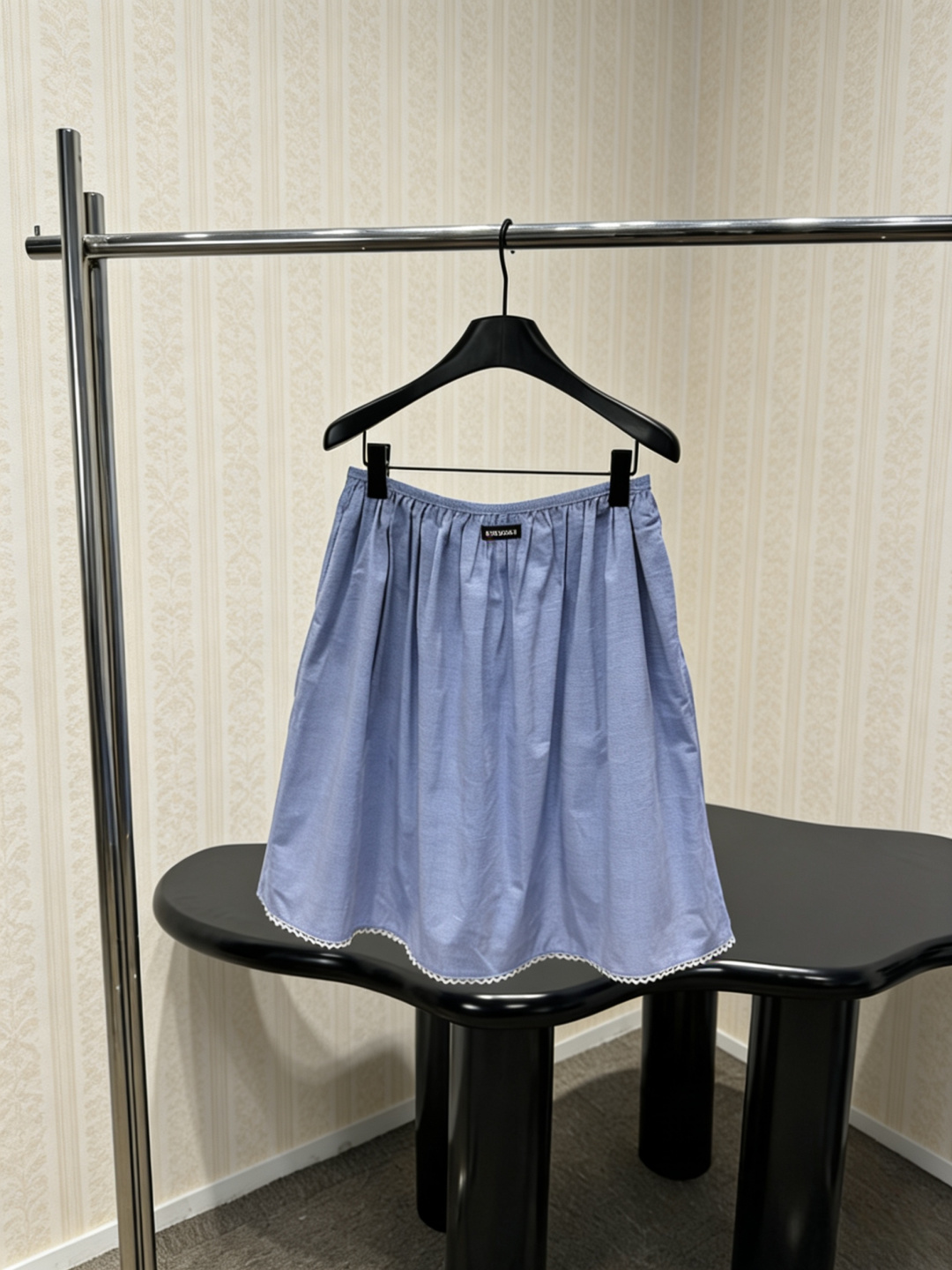 NO:793912,MiuMiu blue small plaid skirt, light cotton fabric, super comfortable to wear in spring and summer, high waist + umbrella skirt design, modified waistline, skirt lace is very girly, black label logo is low-key and recognizable, it can be easily controlled in college style or retro style. Paired with knitted vest, shirt or T-shirt, it is OK for daily commuting, dating, and leisure. It is sweet and practical, and it is a must-have item for MiuMiu girls!  Size SML,,miumiu,skirts,shirts,tees,t-shirt,19860909MiuMiu蓝色小格纹半裙,轻盈棉质面料,春夏穿超舒服,高腰+伞裙设计,修饰腰线,裙摆花边超有少女感,黑标logo低调又有辨识度,学院风or复古风都能轻松驾驭,搭配针织背心、衬衫或T恤,日常通勤、约会、休闲都OK,甜美又实用,是MiuMiu女孩必入单品！码数SML,,miumiu,skirts,shirts,tees，t-shirt,,Women's clothing