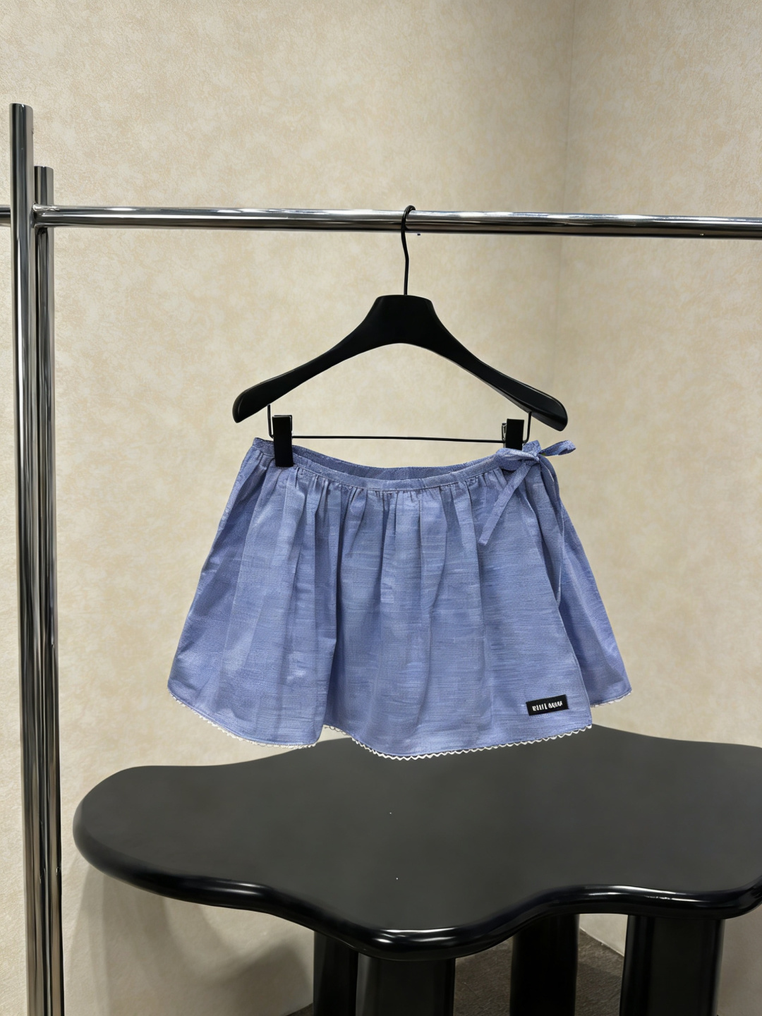 NO:793908,MiuMiu 2026 new spring and summer blue plaid skirt, light blue base with white fine plaid, full of fresh retro college style, cotton poplin fabric is light and breathable, super comfortable to wear in spring and summer, waist lace design, adjustable elasticity, skirt lace super girly, moderate length, modify the leg lines, match with the same series of shirts or knitted vests, easy to get a youthful and energetic look, suitable for daily outings, dates, and campus, age-reducing and fashionable, it is a must-have item for college style!  Size SML,,miumiu,skirts,shirts,19860909MiuMiu2026春夏新款蓝色格纹半裙,浅蓝底配白色细格纹,清新复古学院风满满,棉质府绸面料轻盈透气,春夏穿超舒服,腰部系带设计,随心调节松紧,裙摆蕾丝花边超有少女感,长度适中,修饰腿部线条,搭配同系列衬衫或针织背心,轻松get青春活力造型,日常出街、约会、校园都很适合,减龄又时髦,是学院风穿搭必备单品！ 码数SML,,miumiu,skirts,shirts,,Women's clothing