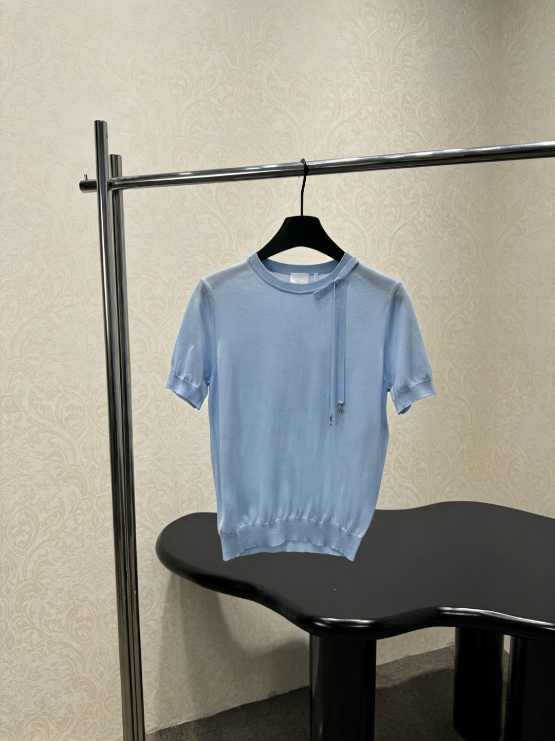 NO:794340,Dior light blue knitted short-sleeved T-shirt. This light blue knitted short-sleeved T-shirt is made of soft knitted fabric. It is breathable and comfortable. It is very suitable for spring and summer. The round neck + short sleeve design is simple and elegant. The front string decoration is super detailed. The light blue is fresh and versatile. It goes well with jeans, casual pants or skirts. It can be easily switched between multiple styles. It can be easily controlled for daily commuting and leisure occasions. It is comfortable and fashionable!  Size SML,,dior,skirts,jeans,T-shirt,tees,t-shirt,19860909Dior浅蓝色针织短袖T恤,这款浅蓝色针织短袖T恤,采用柔软针织面料,透气又舒适,春夏穿超合适,圆领+短袖设计,简约大方,正面细绳装饰超有细节感,浅蓝色清新百搭,随手搭牛仔裤、休闲裤或裙装都很ok,轻松切换多种风格,日常通勤、休闲场合都能轻松驾驭,舒适又时髦！码数SML,,dior,skirts,jeans,T-shirt,tees，t-shirt,,Women's clothing