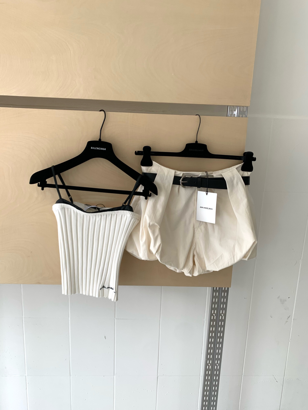 NO:794862,ANN ANDELMAN white camisole, super soft elastic fabric, slim design fits the body shape, vertical stripe texture is super layered, sleeveless short style, suitable for spring and summer wear alone or as an inner layer. Paired with high-waisted pants/skirts, you can easily get hot girl style or casual style. Brand logo embroidery details, perfect recognition, can be easily used for daily outings and parties, comfortable and fashionable!  Code numberSML,,skirts,19860909ANN ANDELMAN白色吊带背心,超柔弹力面料,修身设计贴合身形,竖条纹纹理超显层次感,无袖短款,春夏单穿或内搭都很OK,搭配高腰裤/裙,轻松get辣妹风or休闲风,品牌标志刺绣细节,辨识度满分,日常出街、聚会都能轻松驾驭,舒适又时！码数SML,,skirts,,Women's clothing