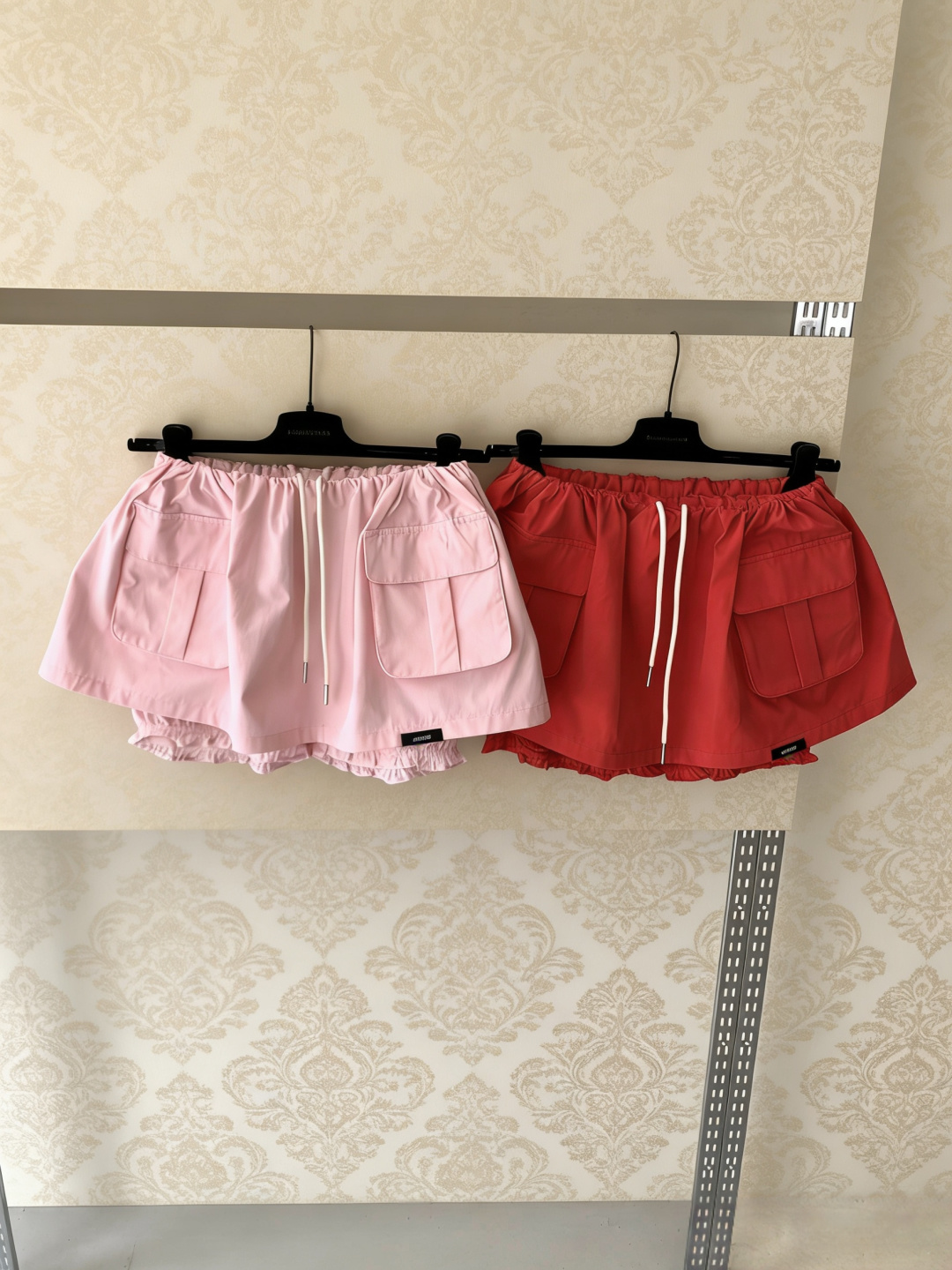 NO:794869,LACERTA 2026 early spring series pink contrasting knitted suit, including half-zip knitted cardigan + work style shorts, cardigan soft matte pink with red collar, wool blend material, soft and comfortable, brand embroidery on the chest is very recognizable, shorts drawstring elastic waist + large pockets, practical and fashionable, pink and red contrasting design, sweet and cool style, perfect for daily wear or taking photos, paired with sports shoes and white shoes to show youthful vitality!  Code number SML,,sneakers,shorts,19860909LACERTA 2026早春系列粉色撞色针织套装,包含半拉链针织开衫+工装风短裤,开衫柔雾粉配红色领边,羊毛混纺材质,柔软舒适,胸前品牌刺绣超有辨识度,短裤抽绳松紧腰+大口袋,实用又时髦,粉色与红色撞色设计,甜酷风格满分,日常穿搭或拍照都很出片,搭配运动鞋、小白鞋更显青春活力！码数SML 上,,sneakers,shorts,,Women's clothing