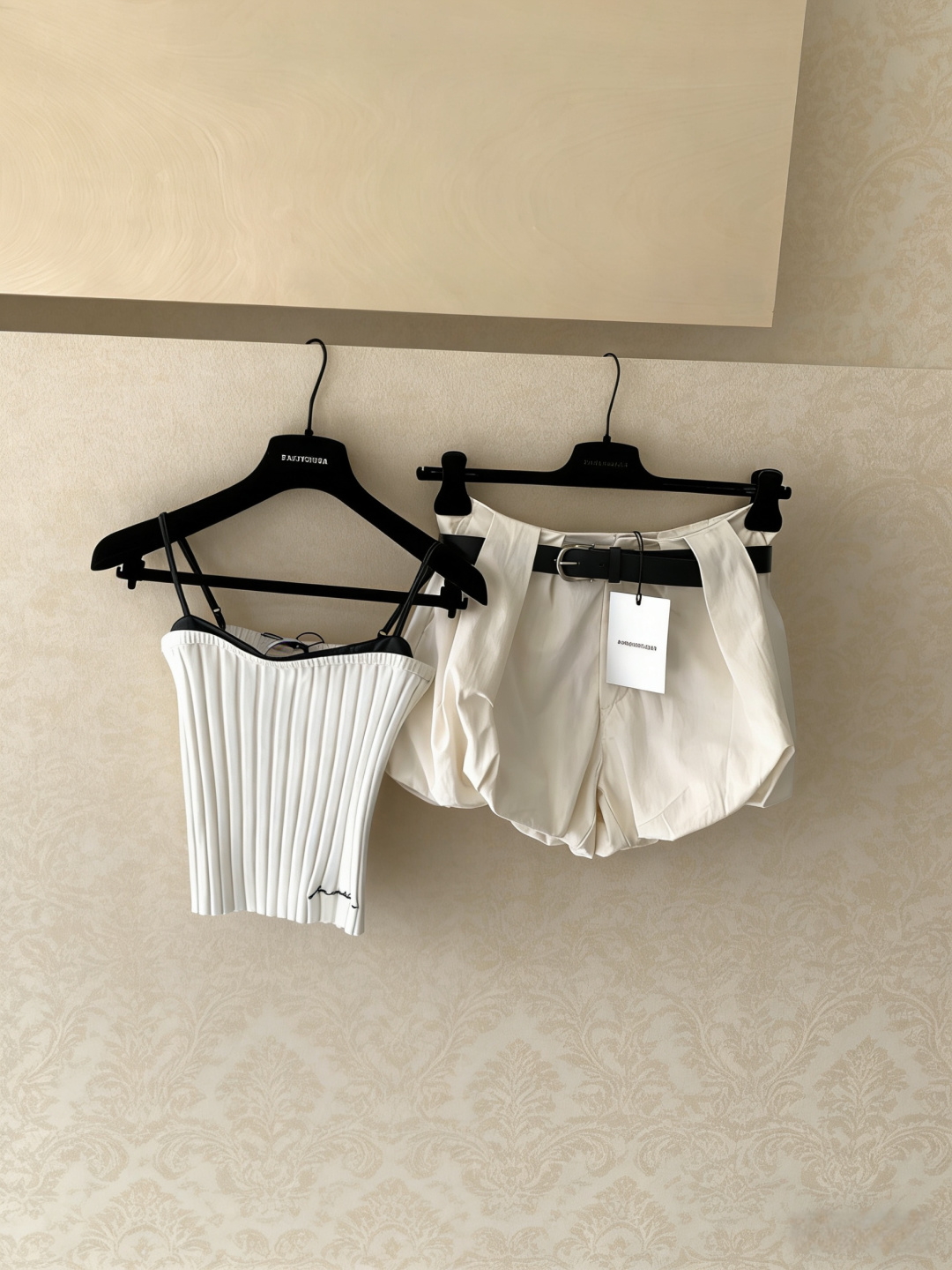 NO:794865,ANN ANDELMAN white flower bud shorts, made of pure cotton, breathable and anti-wrinkle, super comfortable to wear in summer, high-waisted A-line version + black belt, modified waistline, slimmer and longer legs, flower bud lantern cut, full of three-dimensionality, full of layering, easy to control for daily commuting and vacation, the fabric is slightly elastic and fit, and will not deform after long-term wear. It is comfortable and fashionable, it is a must-have and versatile item for summer wardrobe!  Code numberSML,,shorts,19860909ANN ANDELMAN白色花苞短裤,纯棉材质,透气又防皱,夏天穿超舒服,高腰A字版型+黑色腰带,修饰腰线,显瘦又显腿长,花苞灯笼剪裁,立体感满满,层次感十足,日常通勤、度假都能轻松驾驭,面料微弹贴合,久穿不变形,舒适又时髦,是夏季衣橱必备百搭单品！码数SML,,shorts,,Women's clothing