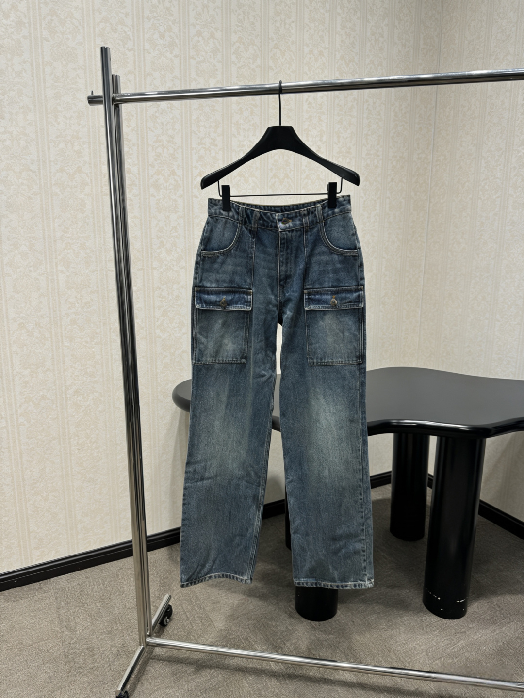 NO:794857,MiuMiu retro multi-pocket work jeans, these jeans are retro multi-pocket work style, with a high-waisted straight-leg design, dark blue washed and distressed, with whiskering patterns that are super textured, the multi-pocket design is practical and stylish, the loose fit is super friendly to pear-shaped and apple-shaped figures, and the legs are modified to make you look slimmer and taller!  It can be easily used for daily commuting and leisure. It goes well with shirts, sweaters or T-shirts. It is full of retro trend, comfortable and fashionable. It is a must-have and versatile item in the wardrobe!  Size SML,,miumiu,jeans,sweaters,shirts,tees,t-shirt,19860909MiuMiu复古多袋工装牛仔裤,这款牛仔裤是复古多袋工装风,高腰直筒设计,深蓝水洗做旧,猫须抓纹超有质感,多口袋设计实用又有型,宽松版型对梨形、苹果型身材超友好,修饰腿型显瘦显高！日常通勤、休闲都能轻松驾驭,搭配衬衫、毛衣或T恤都很OK,复古潮流感满满,舒适又时髦,是衣橱必备百搭单品！码数SML,,miumiu,jeans,sweaters,shirts,tees，t-shirt,,Women's clothing