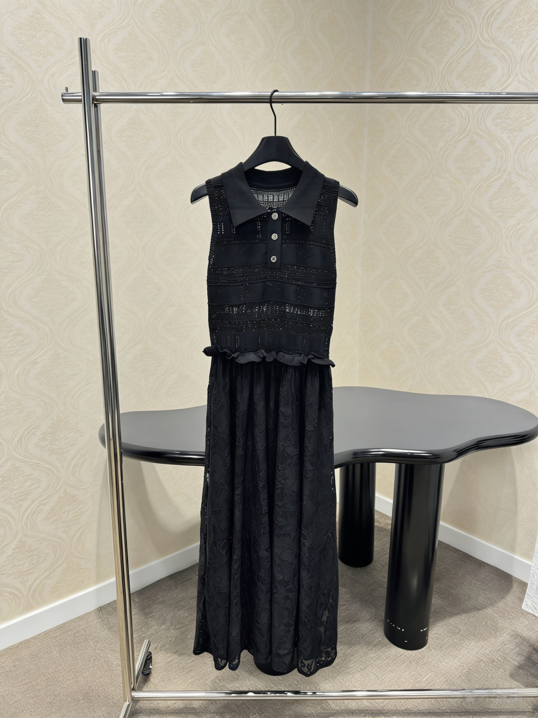 NO:794851,Chanel dark new Chinese style black knitted dress, this dress is a dark new Chinese style, with black main tone + exquisite hollow embroidery, both classic and modern. The sleeveless design is equipped with lapels and buttons, full of details, the skirt is loose and ankle-length, and can be easily worn in daily or formal occasions. The fabric is light and breathable, comfortable to wear, and you can easily get the elegant and intellectual temperament!  Code numberSML,,chanel,skirts,19860909Chanel暗黑新中式黑色针织连衣裙,这款连衣裙是暗黑新中式风格,黑色主调+精致镂空刺绣,古典与现代感兼具.无袖设计配翻领和纽扣,细节满分,裙摆宽松及踝,日常或正式场合都能轻松驾驭.面料轻薄透气,穿着舒适,优雅知性气质轻松get！码数SML,,chanel,skirts,,Women's clothing