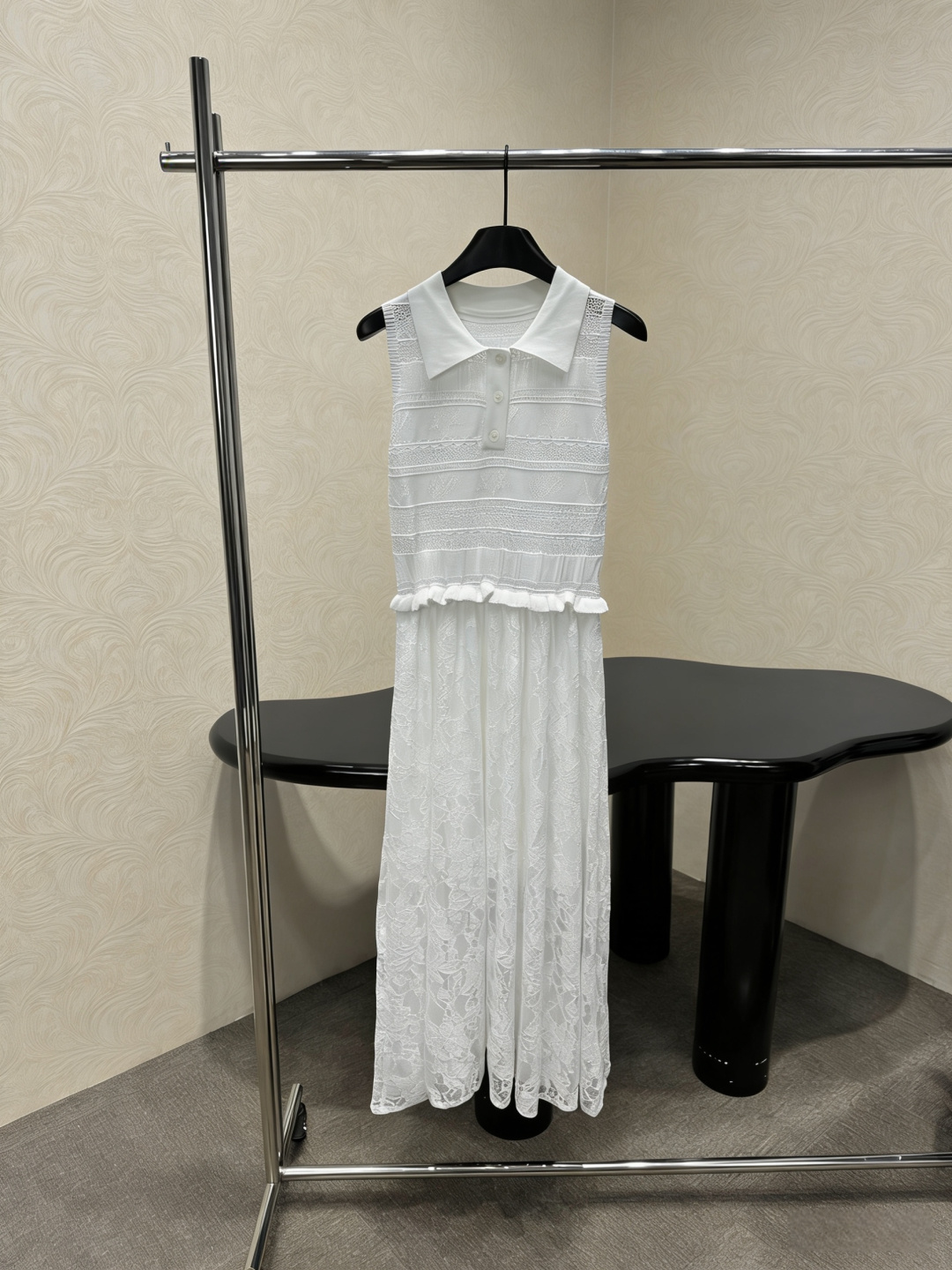 NO:794845,Chanel white new Chinese style black knitted dress, this dress is a white new Chinese style, black main tone + exquisite hollow embroidery, both classic and modern. The sleeveless design is equipped with lapels and buttons, full of details, the skirt is loose and ankle-length, it can be easily controlled in daily or formal occasions, the fabric is light and breathable, comfortable to wear, and you can easily get the elegant and intellectual temperament!  Code numberSML,,chanel,skirts,19860909Chanel白色新中式黑色针织连衣裙,这款连衣裙是白色新中式风格,黑色主调+精致镂空刺绣,古典与现代感兼具.无袖设计配翻领和纽扣,细节满分,裙摆宽松及踝,日常或正式场合都能轻松驾驭,面料轻薄透气,穿着舒适,优雅知性气质轻松get！码数SML,,chanel,skirts,,Women's clothing
