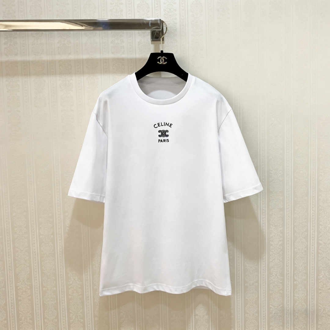 NO:795799,CELINE2926 new spring and summer three-color printed T-shirt, this white printed T-shirt is made of pure cotton, soft and comfortable, super friendly for daily wear, brand logo + simple pattern on the chest, low-key and recognizable, loose version, strong tolerance, it goes well with casual pants or jeans, easy to create a casual style, white is versatile, you can pair it with bright bags or accessories in spring and summer, and your style will instantly improve!  Code number SML,,celine,jeans,tees,t-shirt,19860909CELINE2926春夏新款三色印花T恤,这款白色印花T恤,采用纯棉材质,柔软舒适,日常穿着超友好,胸前品牌标志+简约图案,低调又有辨识度,宽松版型,包容性强,搭配休闲裤或牛仔裤都很OK,轻松打造随性风格,白色百搭,春夏季节随便配亮色包包或配饰,造型感瞬间UP！码数SML,,celine,jeans,tees，t-shirt,,Women's clothing