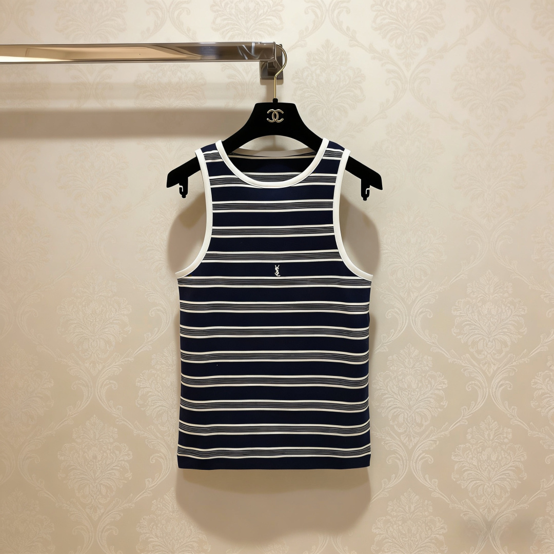 NO:796341,YSL blue and white striped vest, classic blue and white color scheme + logo on the chest, high brand recognition, cotton and linen blended material, breathable and skin-friendly, super comfortable to wear in summer, sleeveless and loose version, slim and versatile, can be worn alone or layered, the stripe element is classic and timeless, the blue and white color scheme is white and does not pick on the skin tone, it can easily create a lazy or college style, and can be used for commuting and leisure!  Code number SML,,saint laurent,19860909YSL蓝白条纹背心,经典蓝白配色+胸前Logo,品牌辨识度超高,棉麻混纺材质,透气亲肤,夏天穿超舒服,无袖宽松版型,显瘦又百搭,单穿或内搭都很OK,条纹元素经典不过时,蓝白配色显白不挑肤色,轻松打造慵懒or学院风,通勤休闲都能hold住！码数SML,,saint laurent,,Women's clothing
