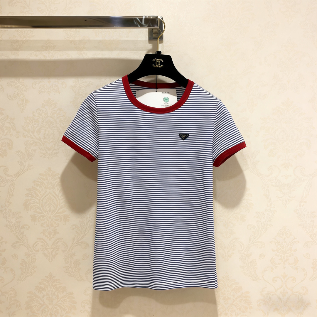 NO:796314,PRADA 2026 new spring and summer striped short-sleeved T-shirt, this striped short-sleeved T-shirt has blue and white stripes + red contrasting collar and cuffs, simple and recognizable, the triangular enamel logo on the chest is super textured, the pure cotton fabric is breathable and comfortable, it is completely OK to wear in summer, the round neck and right shoulder design, slim fit and not tight, can be easily used for daily commuting and leisure, it looks great with jeans or skirts, and you can easily get a sense of fashion!  Size SML,,prada,skirts,jeans,T-shirt,tees,t-shirt,19860909PRADA2026春夏新款条纹短袖T恤,这款条纹短袖T恤,蓝白条纹+红色撞色领口袖口,简约又有辨识度,胸前三角珐琅Logo超有质感,纯棉面料透气舒适,夏天穿完全OK,圆领正肩设计,修身不紧绷,日常通勤、休闲都能轻松驾驭,搭牛仔裤或半裙都很出彩,轻松get时髦感！码数SML,,prada,skirts,jeans,T-shirt,tees，t-shirt,,Women's clothing