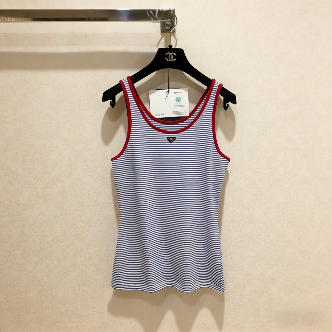 NO:796318,Prada's new 2026 spring and summer striped contrast vest, this striped contrast vest, blue and white pinstripes + red trim, is simple and full of vitality. High-quality cotton blended fabric, soft and breathable, super comfortable to wear in spring and summer. The triangle mark on the chest is very recognizable. It is slim-fitting and can be worn alone or as an inner layer. It can easily create a layered outfit. It can be easily used for daily leisure and vacation. It is fashionable and versatile!  Code number SML,,prada,19860909Prada2026春夏新款条纹撞色背心,这款条纹撞色背心,蓝白细条纹+红色边饰,简约又活力满满,高品质棉混纺面料,柔软透气,春夏穿超舒服,胸前三角标超有辨识度,修身剪裁,单穿or内搭都很OK,轻松打造层次感穿搭,日常休闲、度假都能轻松驾驭,时髦又百搭！码数SML,,prada,,Women's clothing