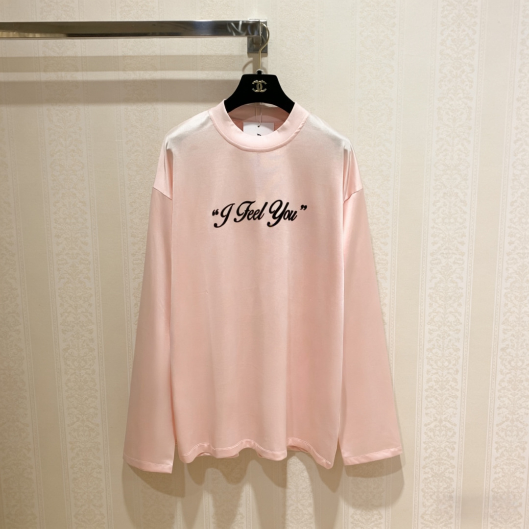 NO:796898,Acne Studios Valentine's Day limited long-sleeved T-shirt Acne Studios Valentine's Day limited 'I Feel You' long-sleeved T-shirt, low saturation cherry blossom pink, soft and comfortable fabric, 61 polyester + 39 cotton, with natural pleats. 'I Feel You' is handwritten in black on the chest, which is very atmospheric, ribbed neck design, loose fit, easy to wear in daily life or festivals, limited sale, both design and practicality, it is a popular choice for Valentine's Day!  (Shiny silk version) Size SML,,acne studios,dior,tees,t-shirt,19860909Acne Studios情人节限定长袖T恤 Acne Studios情人节限定“I Feel You”长袖T恤,低饱和樱花粉,面料柔软舒适,61涤纶+39棉,带自然褶皱感.胸前黑色手写“I Feel You”超有氛围感,罗纹领口设计,版型宽松,日常或节日都能轻松驾驭,限量发售,设计感与实用性兼具,是情人节穿搭热门选择！（亮丝版本）码数SML,,acne studios,dior,tees，t-shirt,,Women's clothing