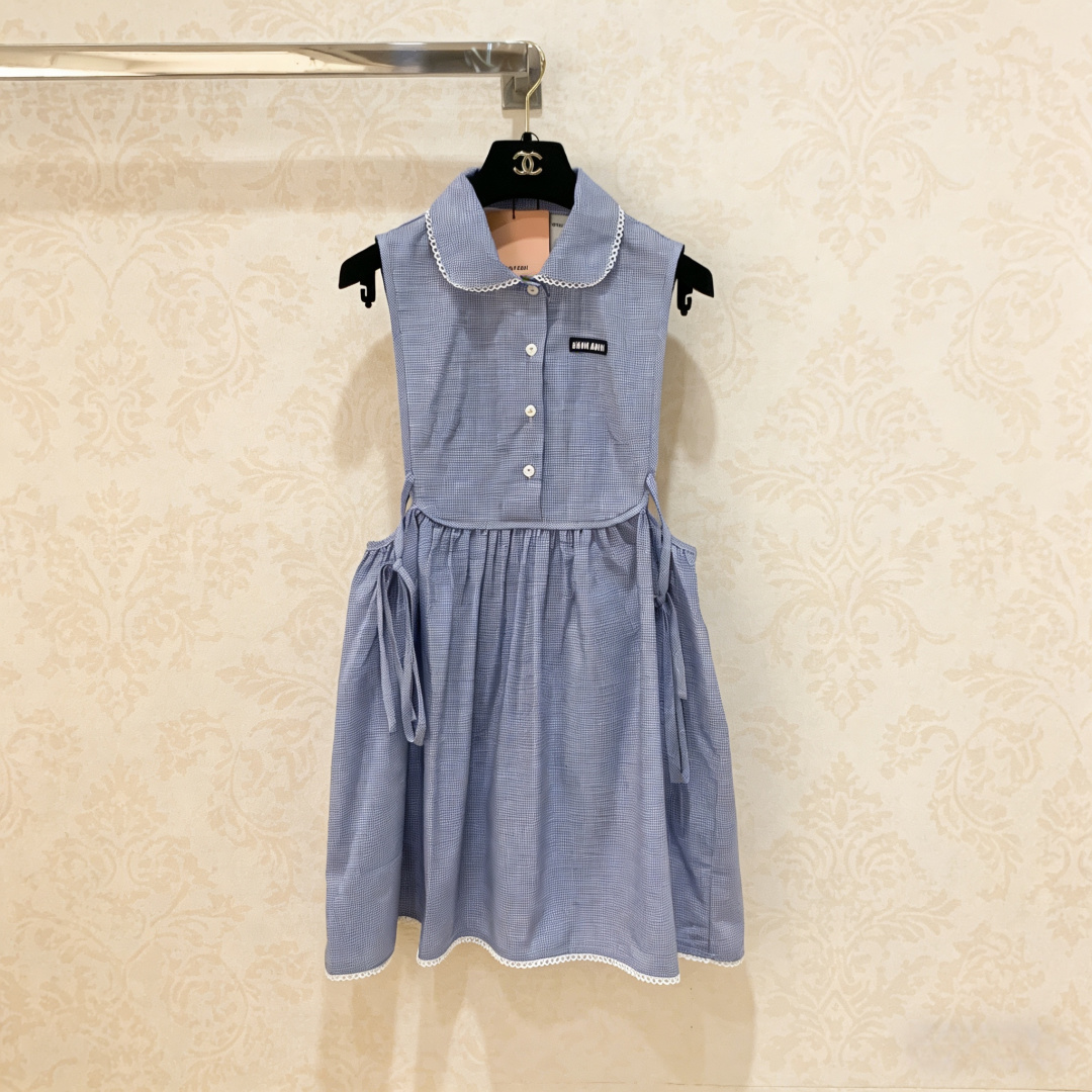 NO:796894,MiuMiu blue and white plaid doll collar dress, fresh light blue plaid + doll collar + pearl edge, sweet and cute, the waist drawstring is adjustable, easily outlines the waistline, the skirt is loose and flexible, super comfortable to wear in summer, the sleeveless design is refreshing and breathable, the fabric is light, suitable for daily outings, dates, and exhibitions. Paired with loafers, mid-calf socks or canvas bags, it is full of college style and full of vitality and girlishness!  Code numberSML,,miumiu,loafers,skirts,19860909MiuMiu蓝白格纹娃娃领连衣裙,清新浅蓝格纹+娃娃领+珍珠边,甜美又乖巧,腰部抽绳可调节,轻松勾勒腰线,裙摆宽松灵动,夏天穿超舒服,无袖设计清爽透气,面料轻盈,日常出街、约会、逛展都很适合,搭配乐福鞋、中筒袜或帆布包,学院风满满,元气少女感直接拉满! 码数SML,,miumiu,loafers,skirts,,Women's clothing