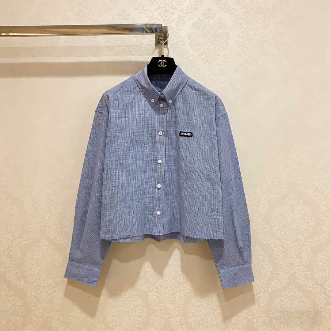 NO:796888,MiuMiu 2026 Spring and Summer Automne series blue plaid short shirt, classic blue and white plaid, light cotton fabric, super comfortable to wear in spring and summer, short cut + dropped shoulder design, logo embellishment on the chest, full of college style with a bit of retro feel, great to wear alone or layered with a jacket, paired with high-waisted pants/pleated skirt, youthful energy can be easily obtained, can be worn for daily commuting and casual occasions, practical and design, fashionable must-have!  Size SML,,tom ford,miumiu,skirts,jackets & coats,shirts,19860909MiuMiu2026春夏Automne系列蓝格纹短款衬衫,经典蓝白格纹,轻盈棉质面料,春夏穿超舒适,短款剪裁+落肩设计,胸前徽标点缀,学院风满满又带点复古感,单穿或叠搭外套都很出彩,搭配高腰裤/百褶裙,青春活力轻松get,日常通勤、休闲场合都能穿,实用又有设计感,时髦精必入！码数SML,,tom ford,miumiu,skirts,jackets & coats,shirts,,Women's clothing